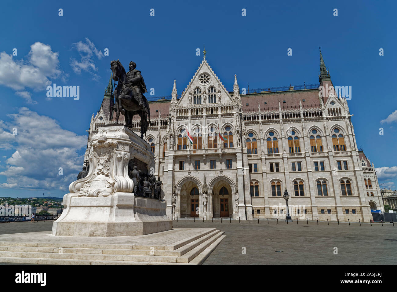 Budapest, Ungarn. 15 August, 2019. Das ungarische Parlament Gebäude (orszaghaz) am östlichen Ufer der Donau in Budapest, Ungarn, liegt. Stockfoto
