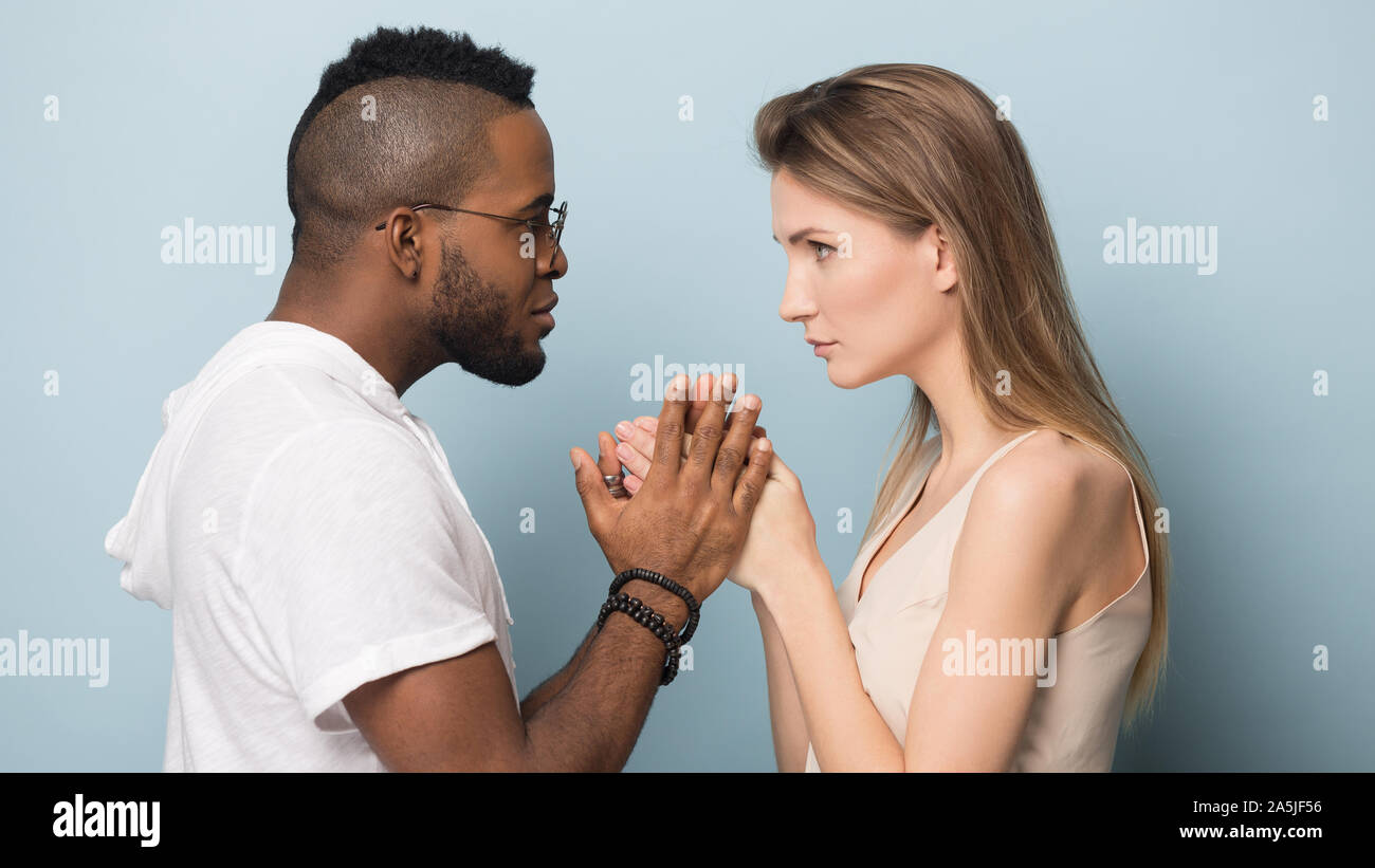 Multiethnischen Paar halten Hände teilen intimen Moment zusammen Stockfoto