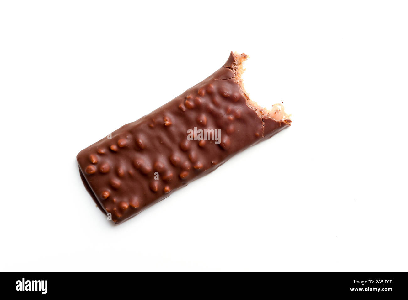 Leckere Schokolade mit einem Bissen genommen isoliert Kalorienreiche Snacks Stockfoto