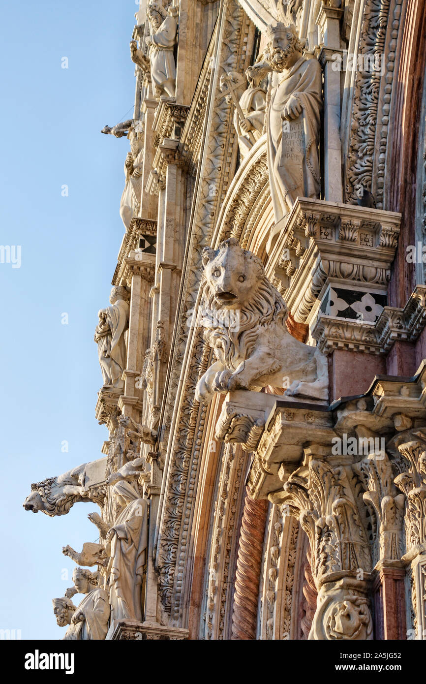 Siena, Toskana, Italien. Der Duomo (Kathedrale) verfügt über eine aufwendig Anfang 14c Fassade weitgehend entworfen von Giovanni Pisano von 1284 ff. modelliert und Stockfoto