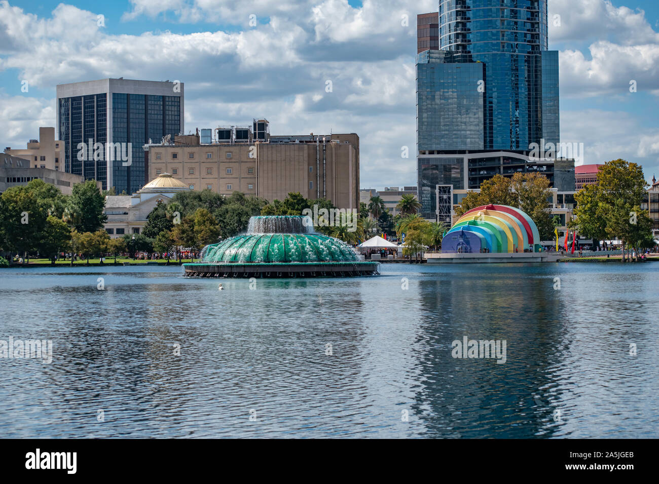 Orlando, Florida. Oktober 12, 2019. Panoramablick auf die kleine Insel mit Palmen und Walt Disney Amphitheater am Lake Eola Park in der Innenstadt Stockfoto