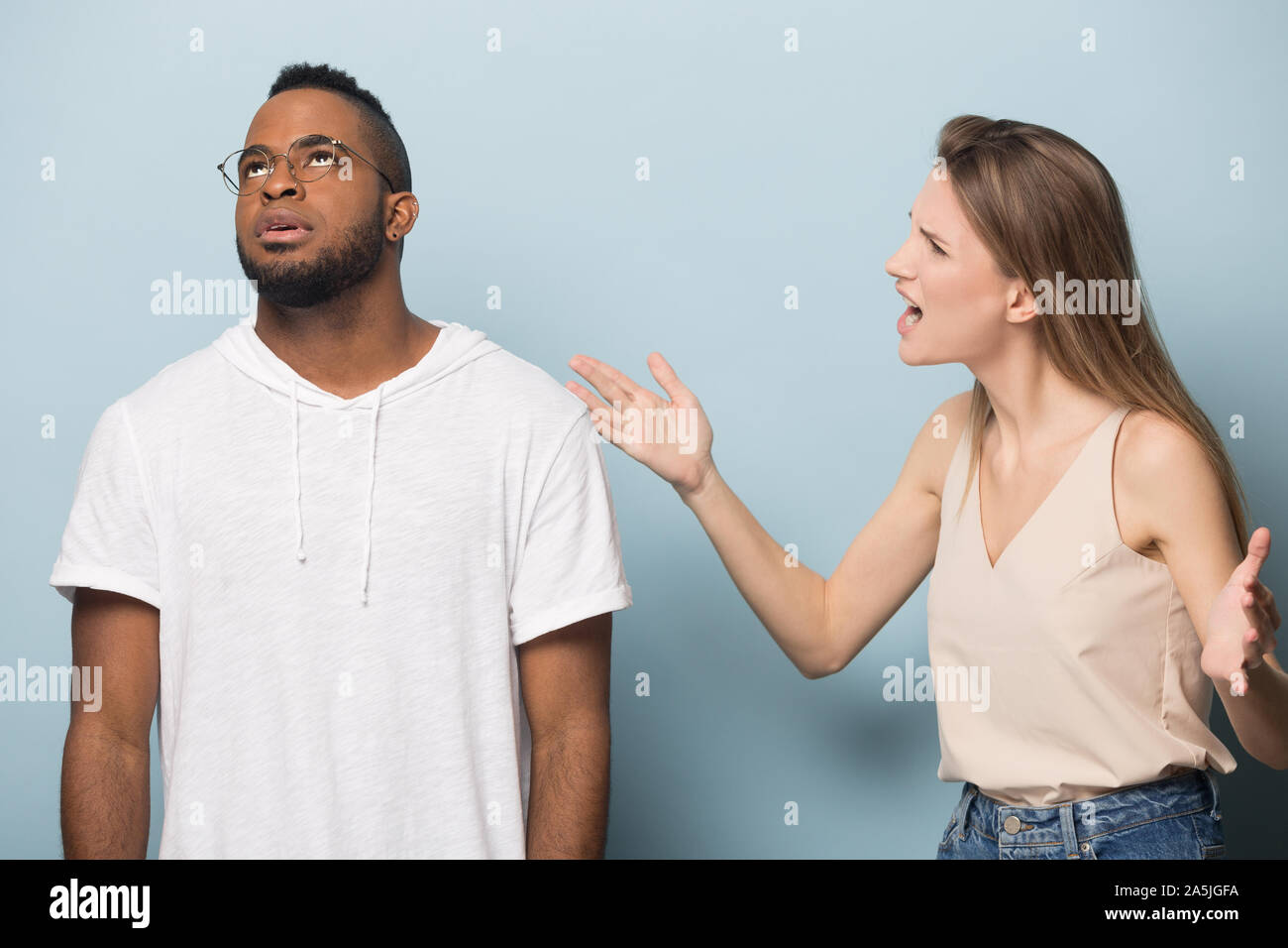 Gemischtrassiges paar Uneinigkeit in der Nähe auseinanderbrechen Situation Stockfoto