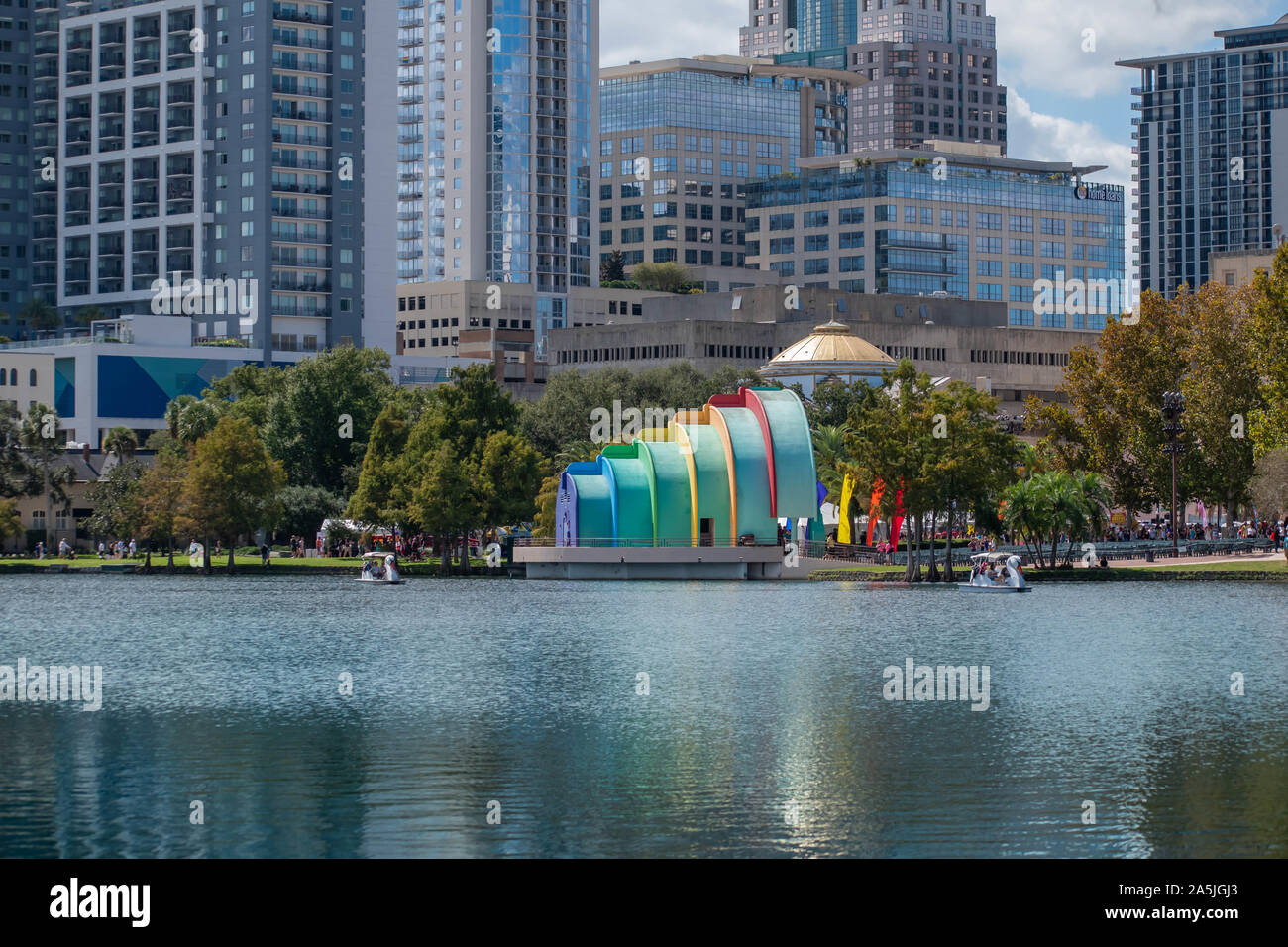 Orlando, Florida. Oktober 12, 2019. Panoramablick von Walt Disney Amphitheater am Lake Eola Park in der Innenstadt Stockfoto