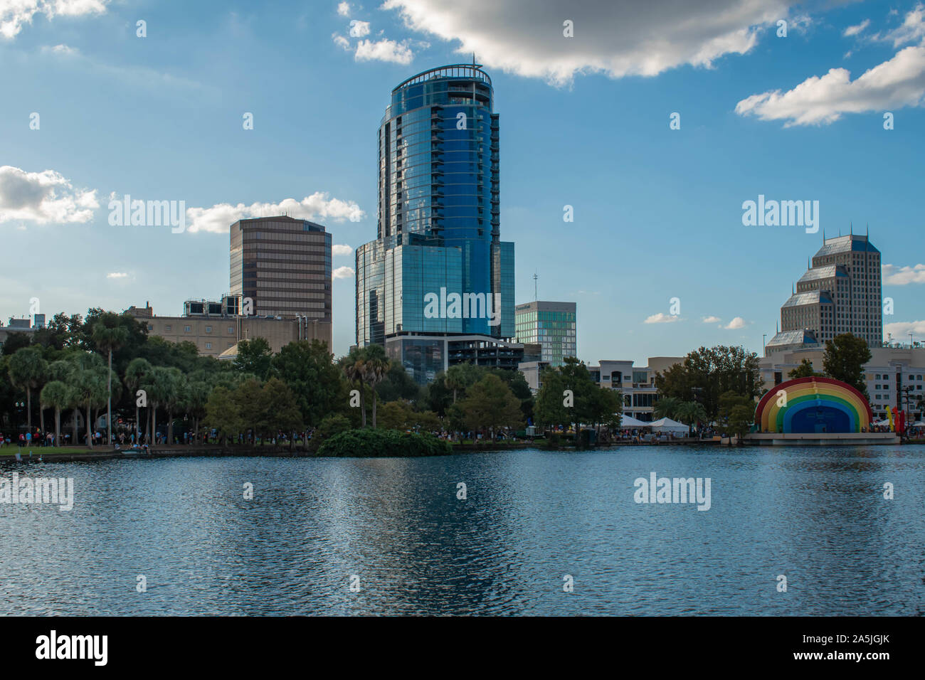 Orlando, Florida. Oktober 12, 2019. Panoramablick von Wolkenkratzern und Walt Disney Amphitheater am Lake Eola Park im Downtown Bereich 3 Stockfoto