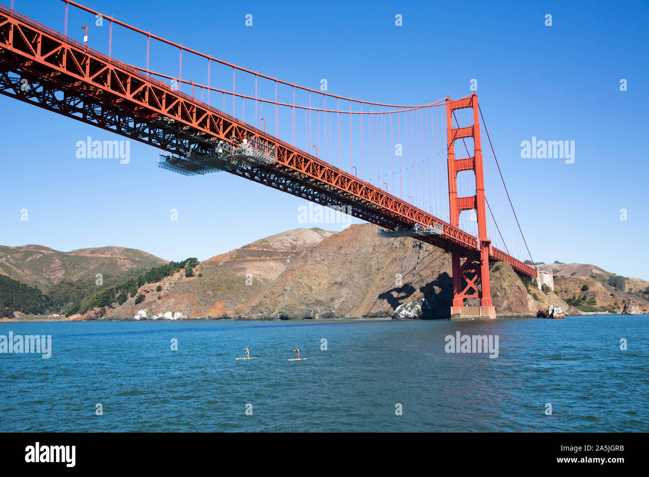 SAN FRANCISCO, USA - September 8, 2019: 2 Personen am Stand up Paddle Boards in der Bucht von San Francisco unter der Golden Gate Bridge. Stockfoto