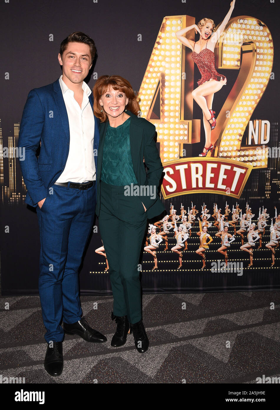 Philip Bertioli und Bonnie Langford an der Besetzung und Crew Screening der 42nd Street am Vue West End, den Leicester Square in London. Stockfoto
