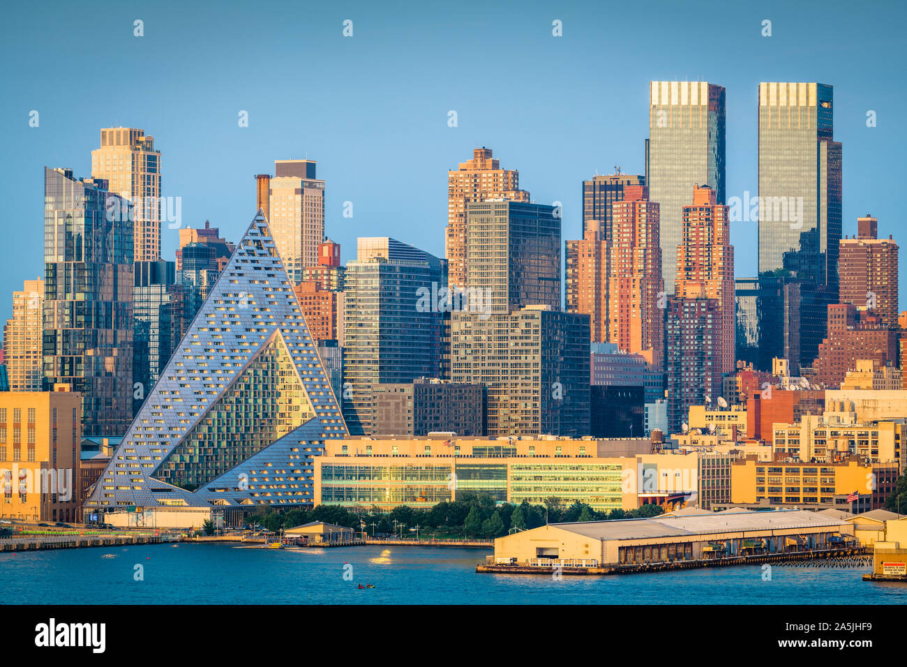 Midtown Manhattan Skyline mit Wahrzeichen Gebäude in New York City. Stockfoto
