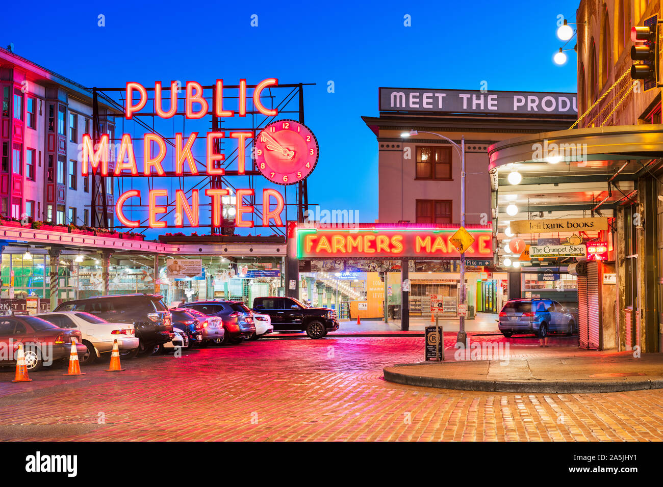 SEATTLE; WASHINGTON - Juli 2, 2018: Pike Place Markt in der Nacht. Die beliebten Reiseziel eröffnete im Jahre 1907 und ist eine der ältesten ununterbrochen o Stockfoto