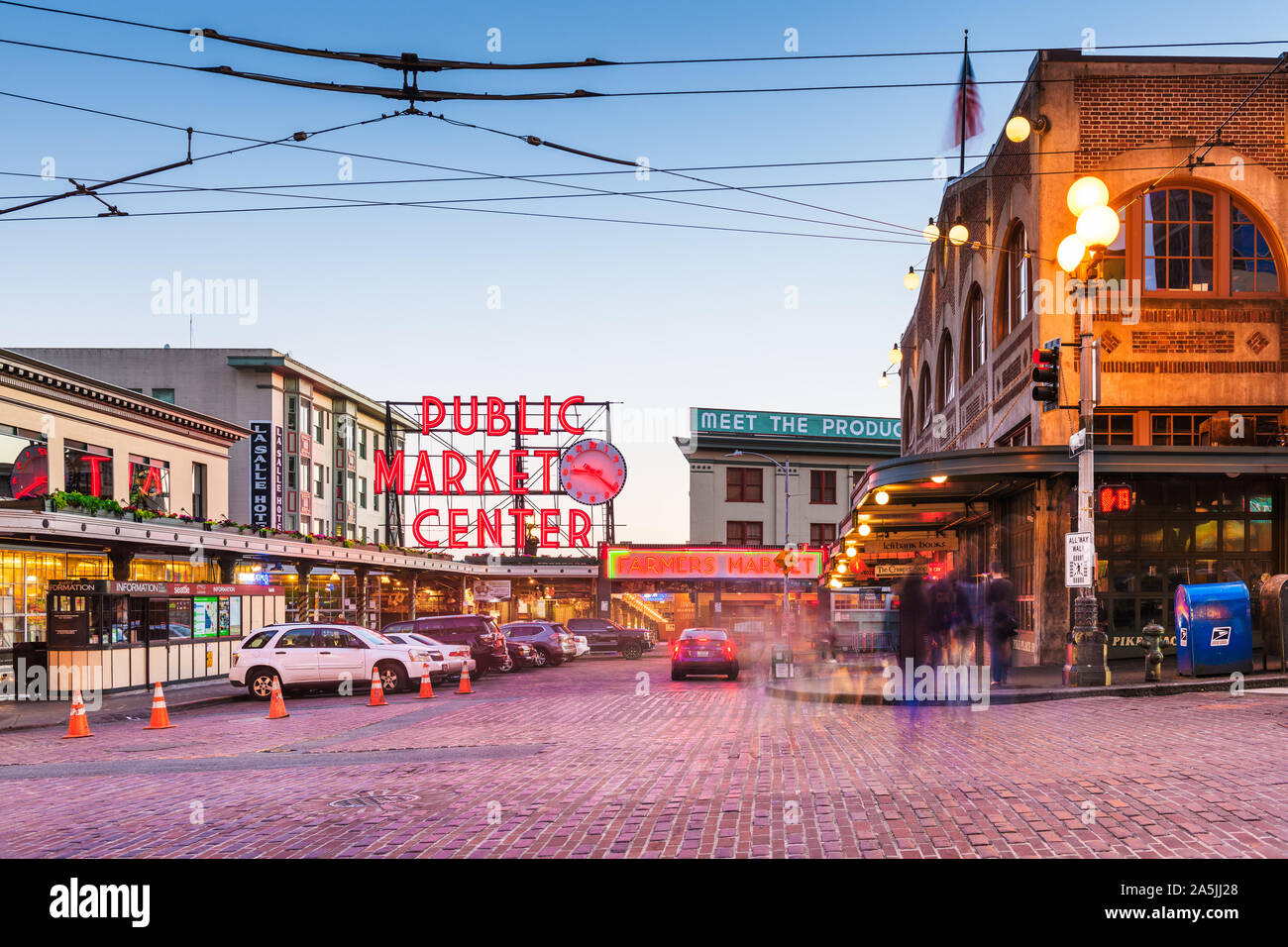 SEATTLE; WASHINGTON - Juli 2, 2018: Pike Place Markt in der Nacht. Die beliebten Reiseziel eröffnete im Jahre 1907 und ist eine der ältesten ununterbrochen o Stockfoto