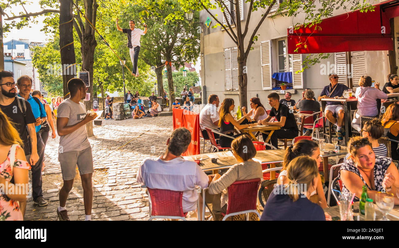 Tight-rope Walker, vor Sidewalk Cafe chez plumeau Stockfoto