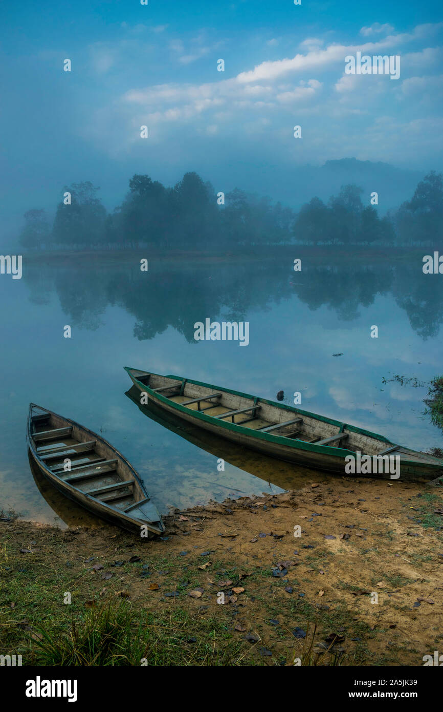 Morgen am See. Foto wurde am frühen Morgen am Ufer des Sees Chandubi genommen. Ein natürlicher See Assam, Indien Stockfoto