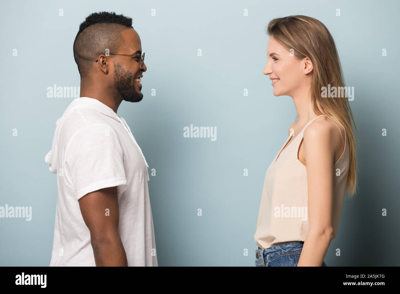 Lächelnd multiethnischen Mann und Frau im Profil schauen sie in die Augen Stockfoto