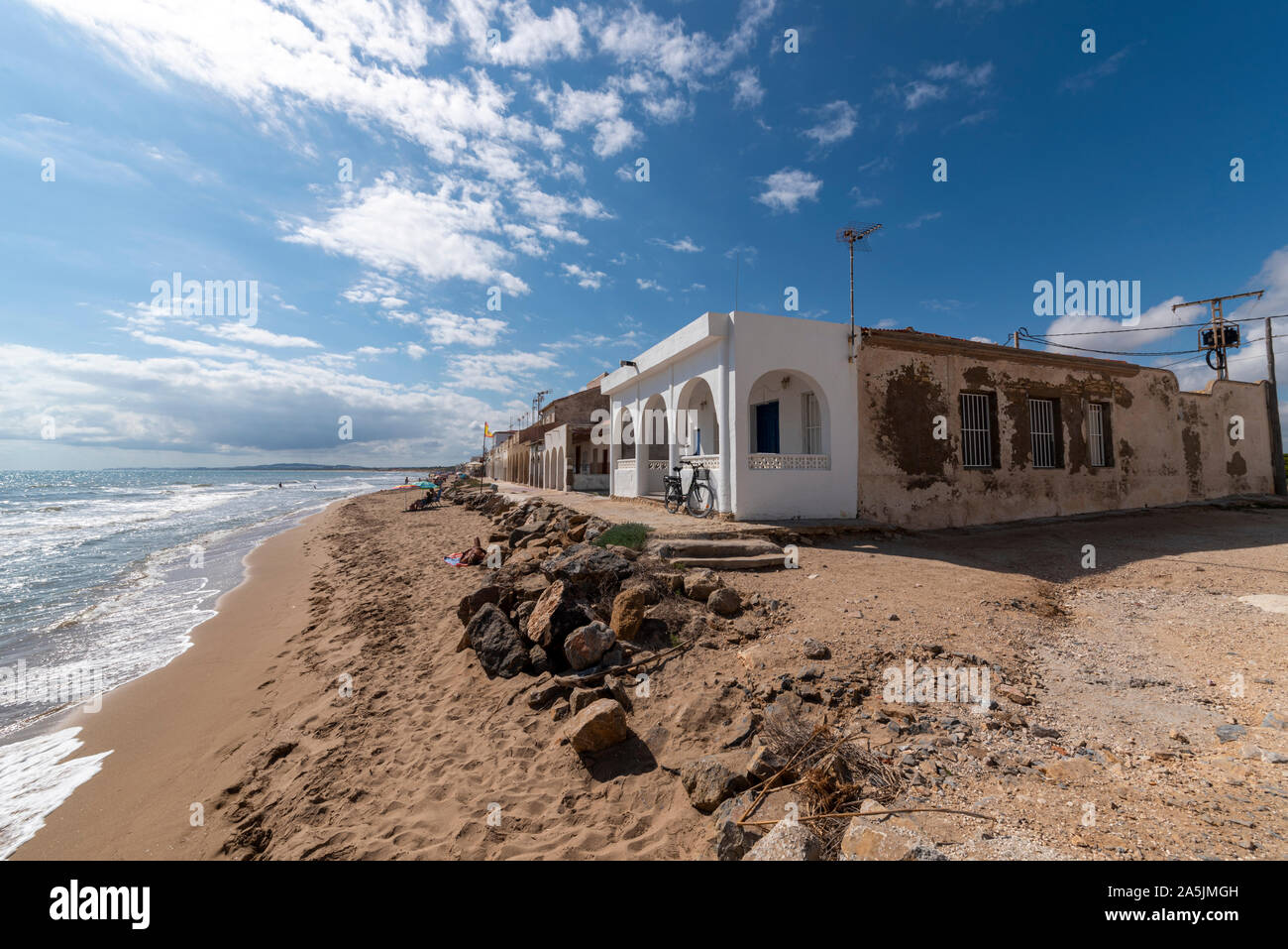 Alte Wohnungen direkt am Meer in La Marina, in der Provinz Alicante an der Costa Blanca direkt am Mittelmeer. Klassische spanische Ferienwohnungen Stockfoto