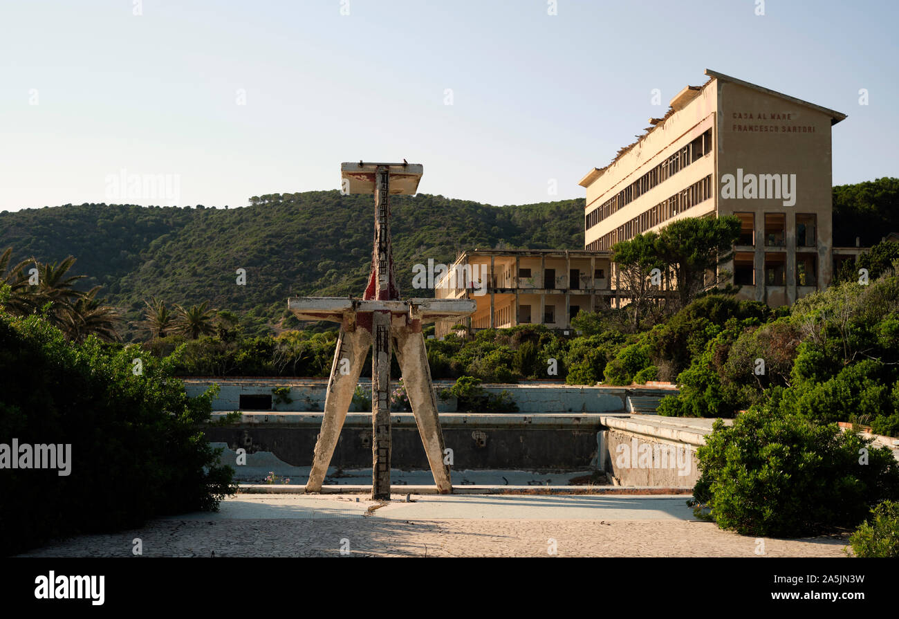 Die leeren Funtanazza hotel Schwimmbad Sprungturm, eine alte verlassene Mining Company Hotel an der Costa Verde Küste Sardinien Italien Stockfoto