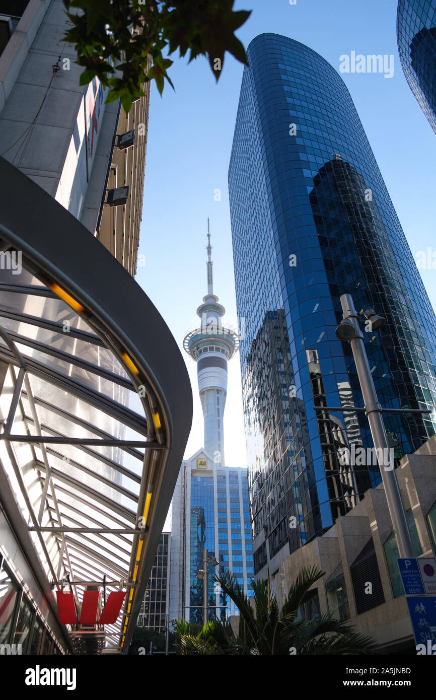 Auckland, Neuseeland - 15. April 2019: Central Business District in Auckland. Sky Tower zwischen Wolkenkratzern. Stockfoto