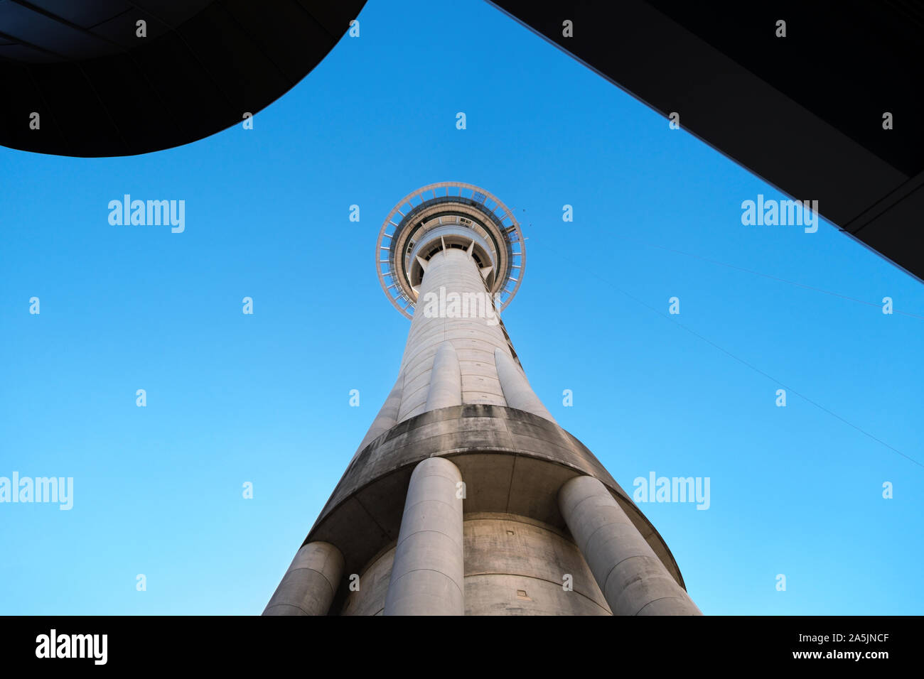Auckland, Neuseeland - 15. April 2019: Sky Tower in Auckland, Ansicht von unten. Blauen Sommerhimmel. Stockfoto