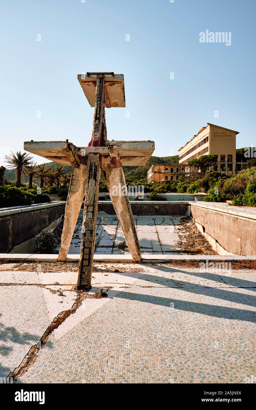 Die leeren Funtanazza hotel Schwimmbad Sprungturm, eine alte verlassene Mining Company Hotel an der Costa Verde Küste Sardinien Italien Stockfoto