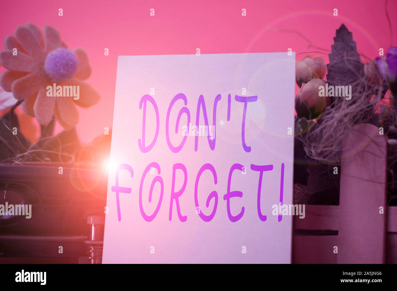 Handschrift Text nicht vergessen. Konzeptionelle Foto verwendet, um daran zu erinnern, dass sich jemand über eine wichtige Tatsache oder Detail Blumen und Schreibbedarf plus plain Sie Stockfoto