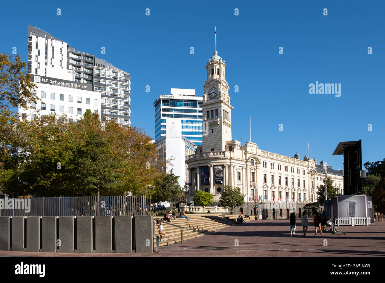 Auckland, Neuseeland - 15. April 2019: Historische Auckland Town Hall während der sonnigen Nachmittag. Heritage Place. Stockfoto