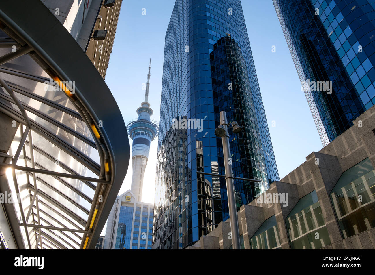 Auckland, Neuseeland - 15. April 2019: Central Business District in Auckland. Sky Tower zwischen Wolkenkratzern. Stockfoto