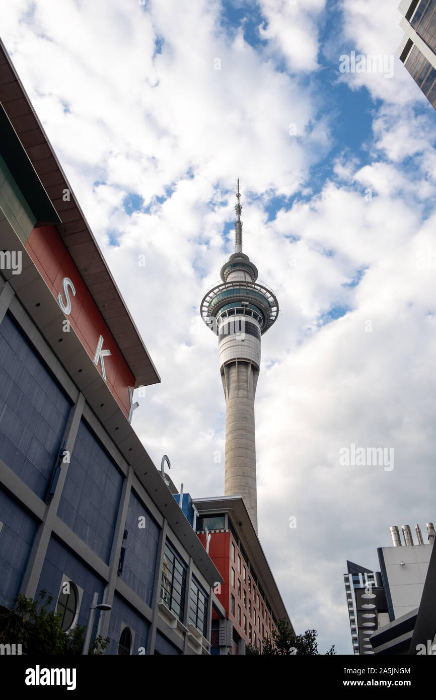 Auckland, Neuseeland - 20. April 2019: Sky City und Sky Tower in Auckland, Ansicht von unten. Bewölkter Himmel. Stockfoto