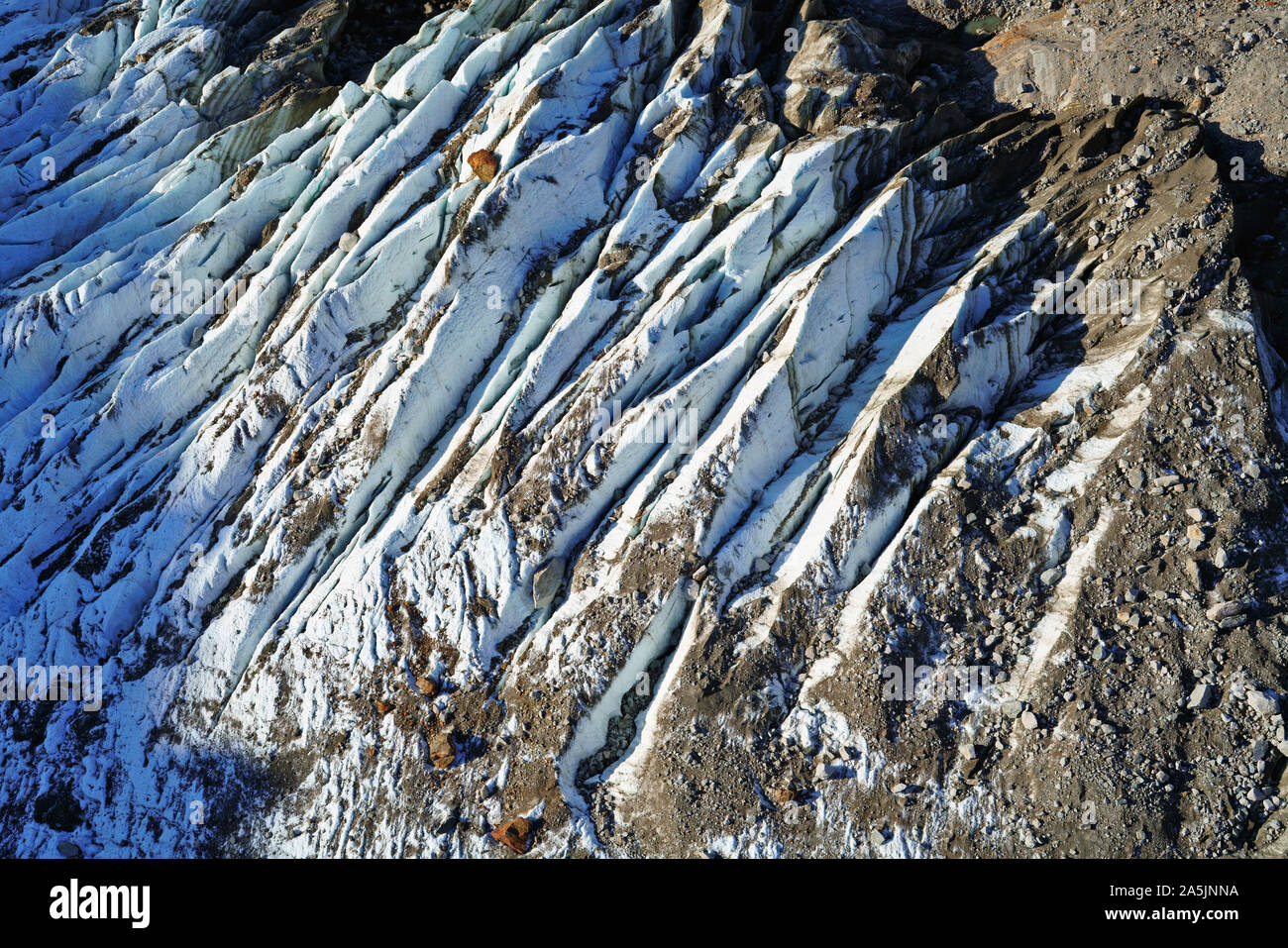 Hochauflösende Luftaufnahme von einem Gletscher mit blauem Gletschereis. Bossons Gletscher, Mont Blanc Massiv der Alpen, Chamonix, Haute-Savoie, Frankreich. Stockfoto