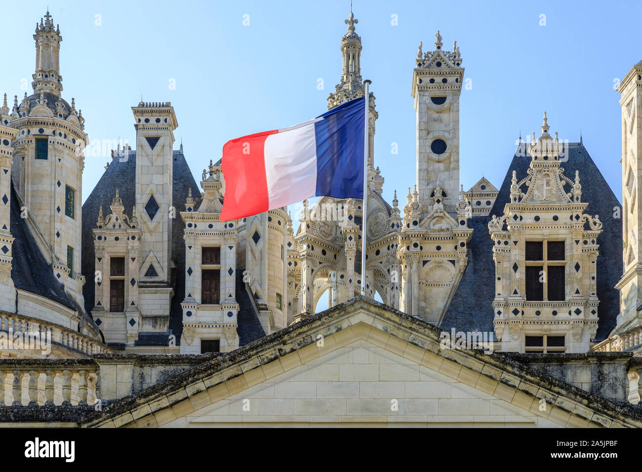 Frankreich, Maine et Loire, Loire-Tal UNESCO Weltkulturerbe, Chambord, das Königsschloss, die Flagge Frankreichs, Dächer und Schornsteine // Frankreich, Loir-et-C Stockfoto