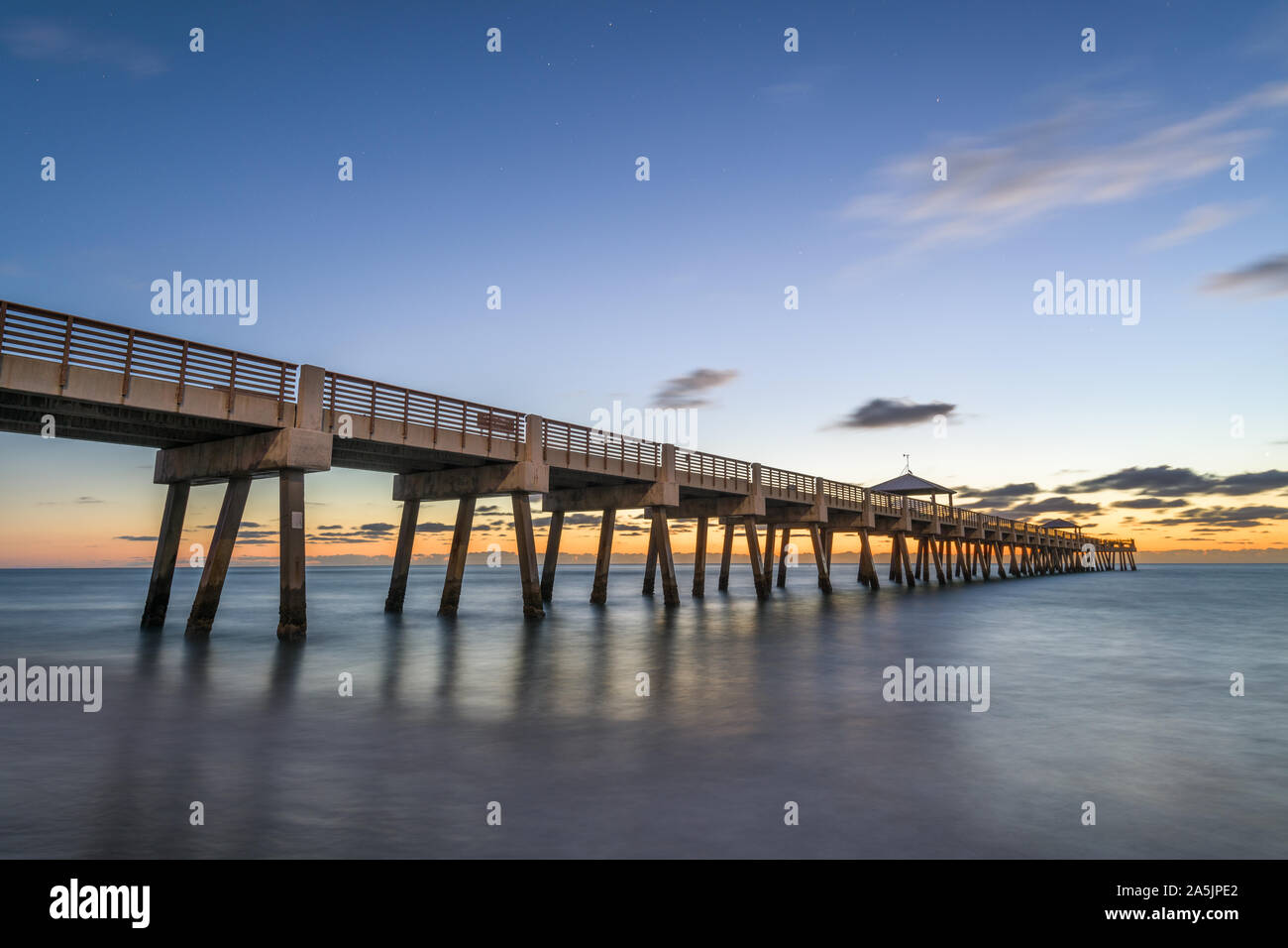 Juno, Florida, USA an der Juno Beach Pier kurz vor Sonnenaufgang. Stockfoto