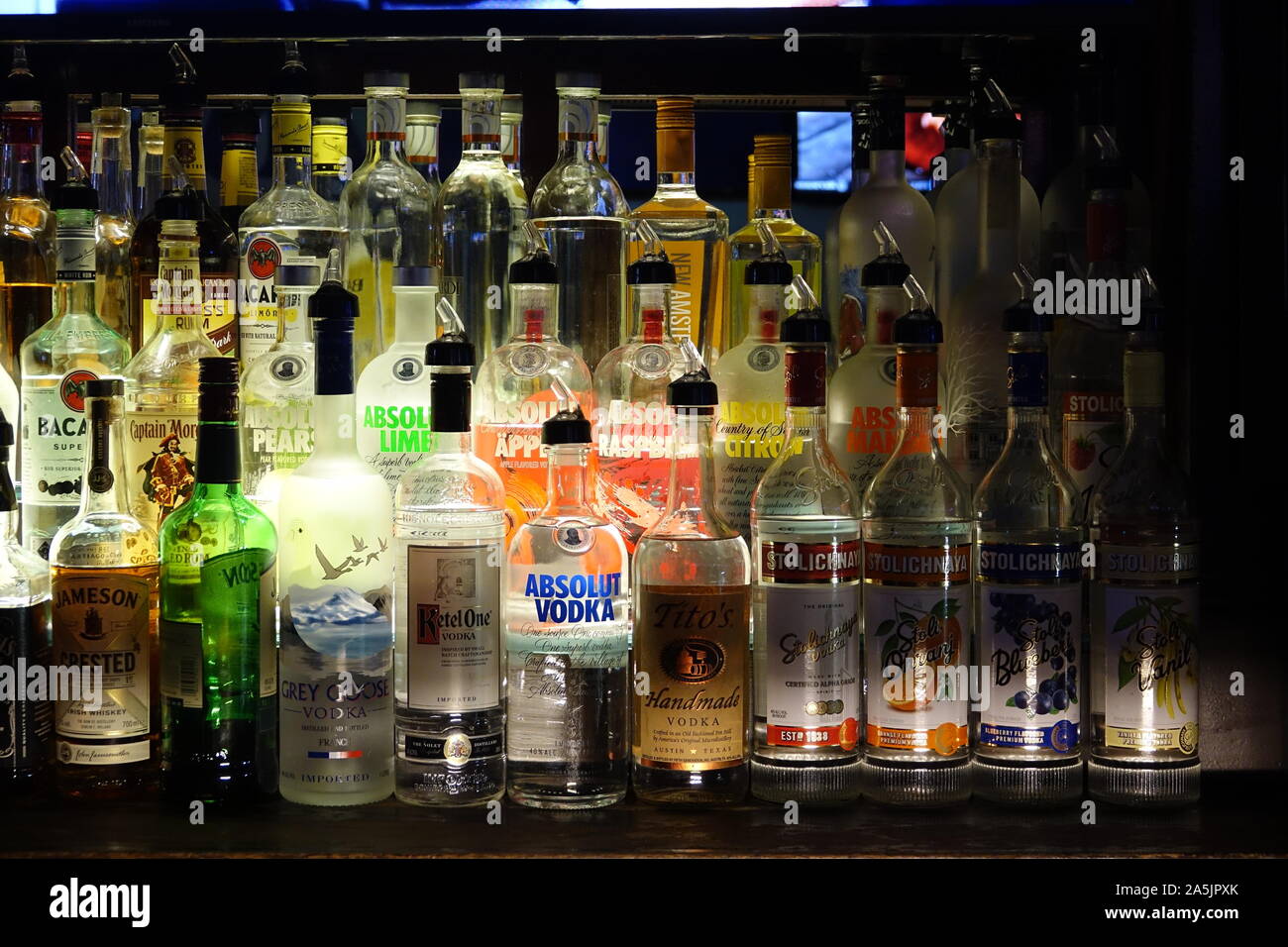 New York, USA. 09 Sep, 2019. Verschiedene Spirituosen wie Whisky, Gin, Rum, Vodka und Spirituosen sind auf einem Regal in einer Bar in Manhattan. Quelle: Alexandra Schuler/dpa/Alamy leben Nachrichten Stockfoto