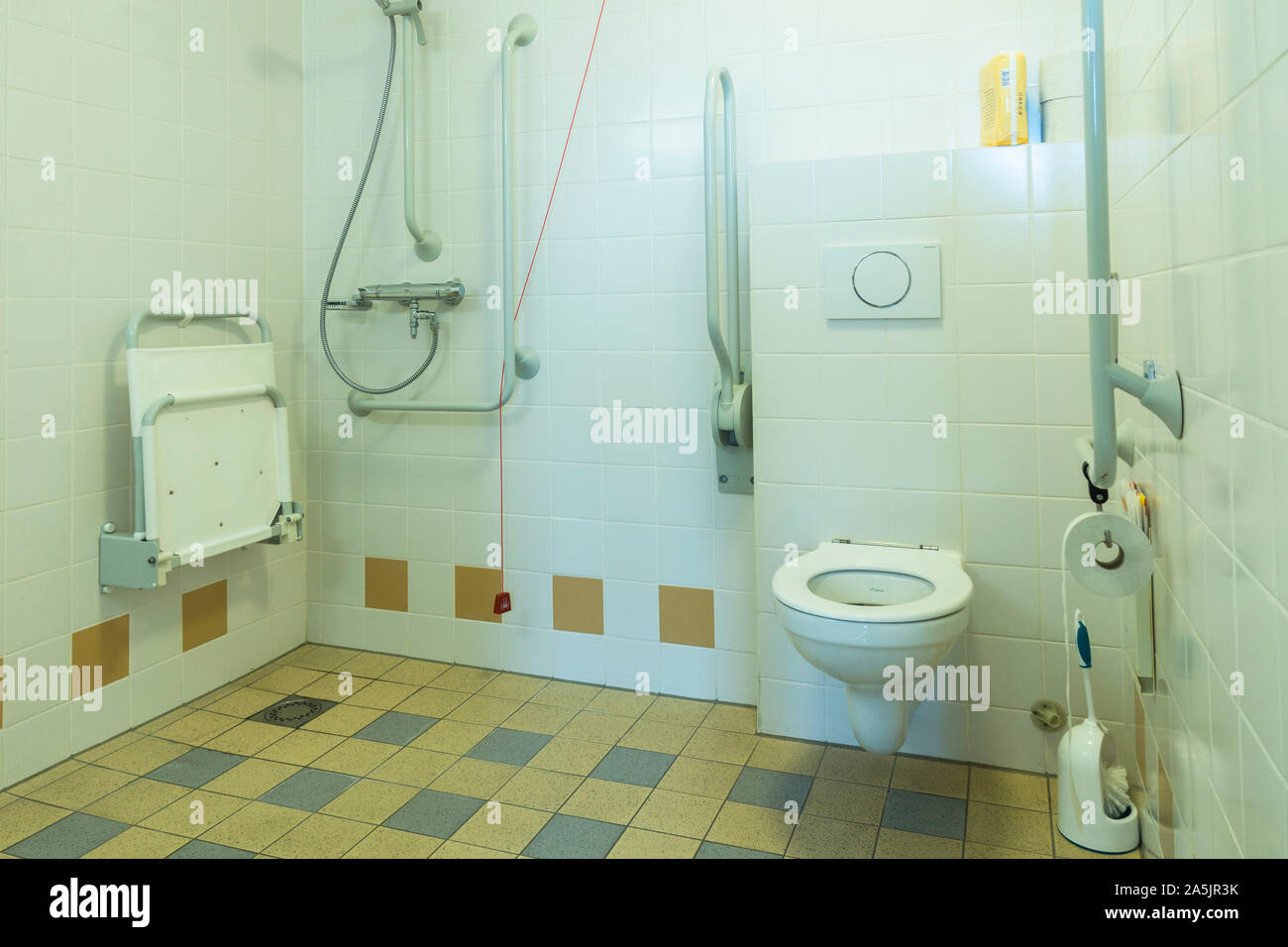 Bad für Behinderte ausgestattet, im Krankenhaus. Stockfoto