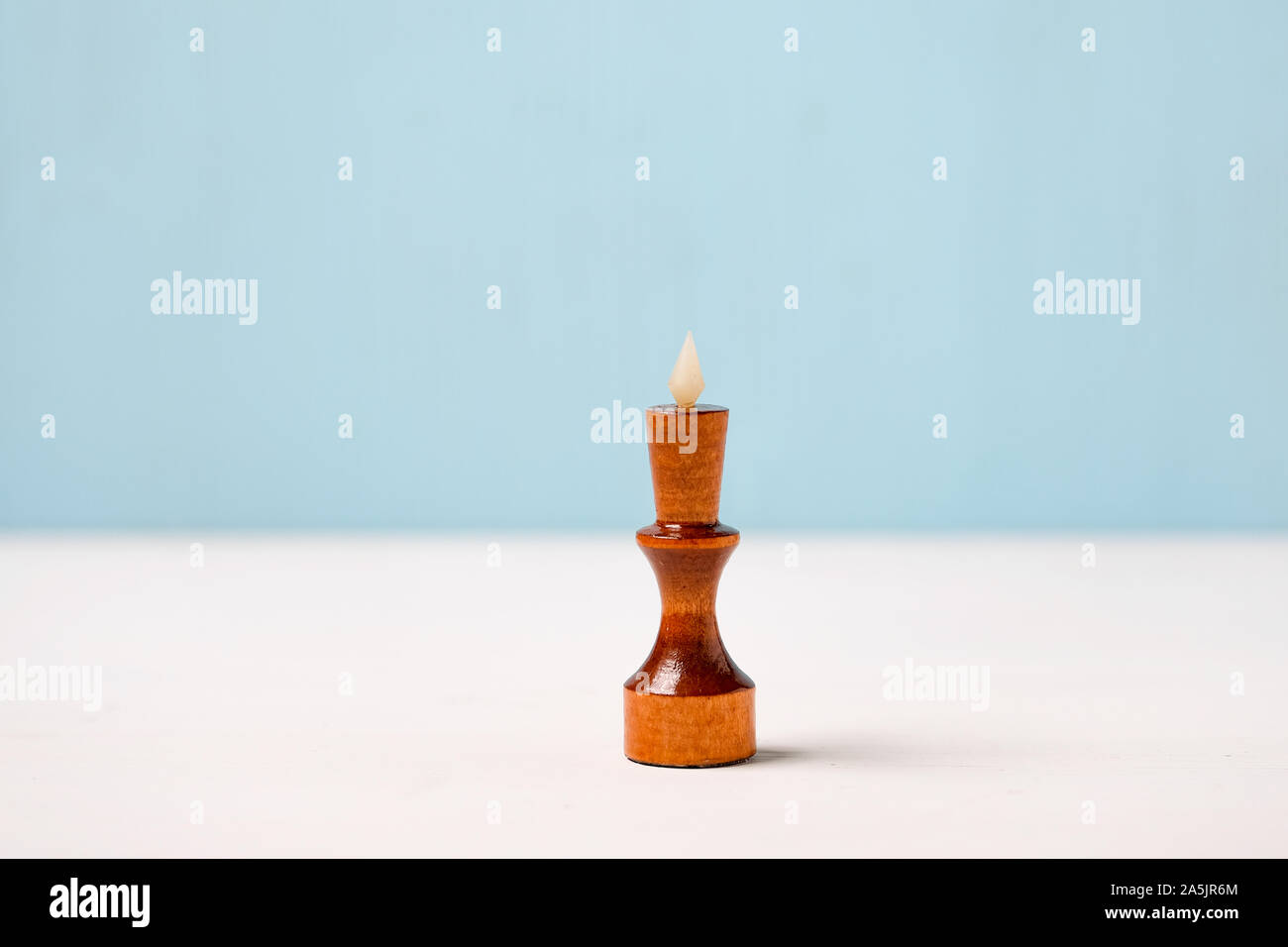 Top Management Konzept. Für Text platzieren. Die Abbildung eines hölzernen König auf blauem Hintergrund. Close Up. Stockfoto