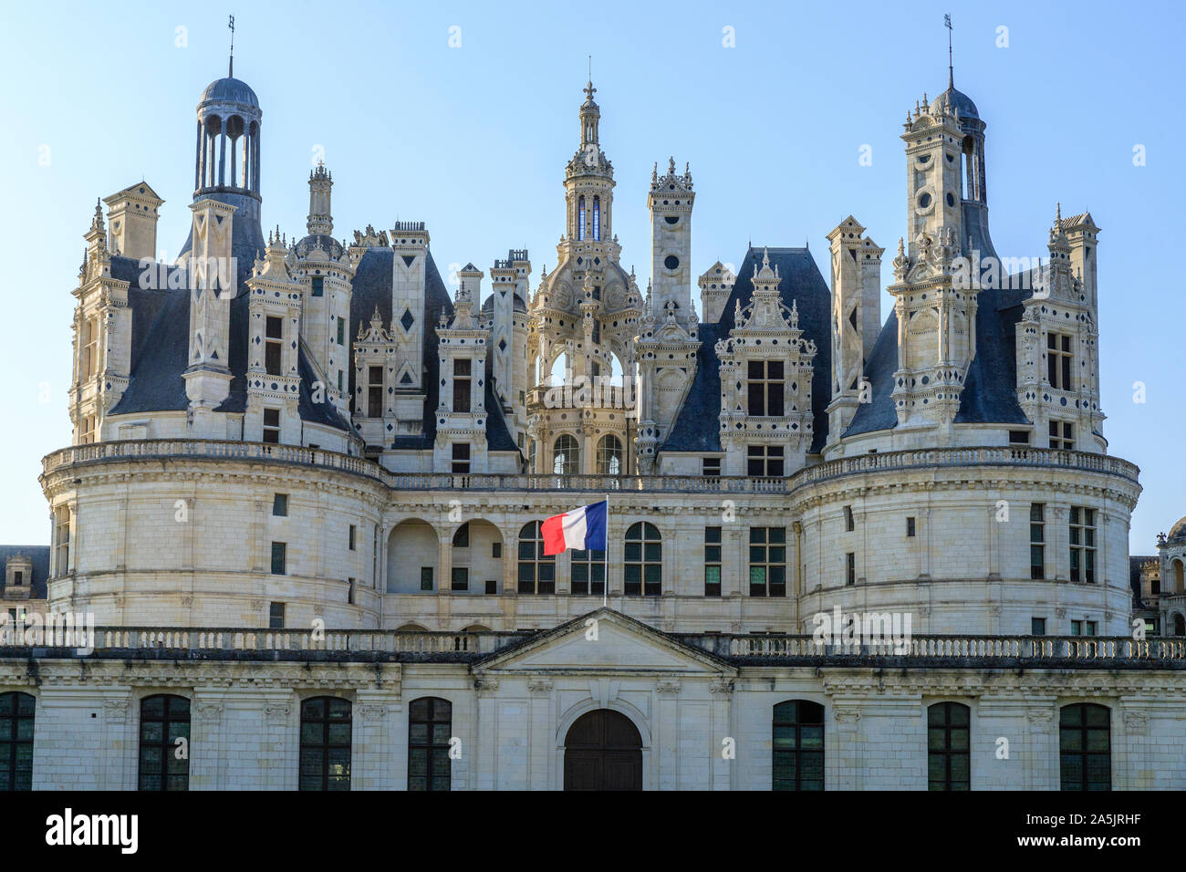 Frankreich, Maine et Loire, Loire-Tal UNESCO Weltkulturerbe, Chambord, das Königsschloss, die Flagge Frankreichs, Dächer und Schornsteine // Frankreich, Loir-et-C Stockfoto