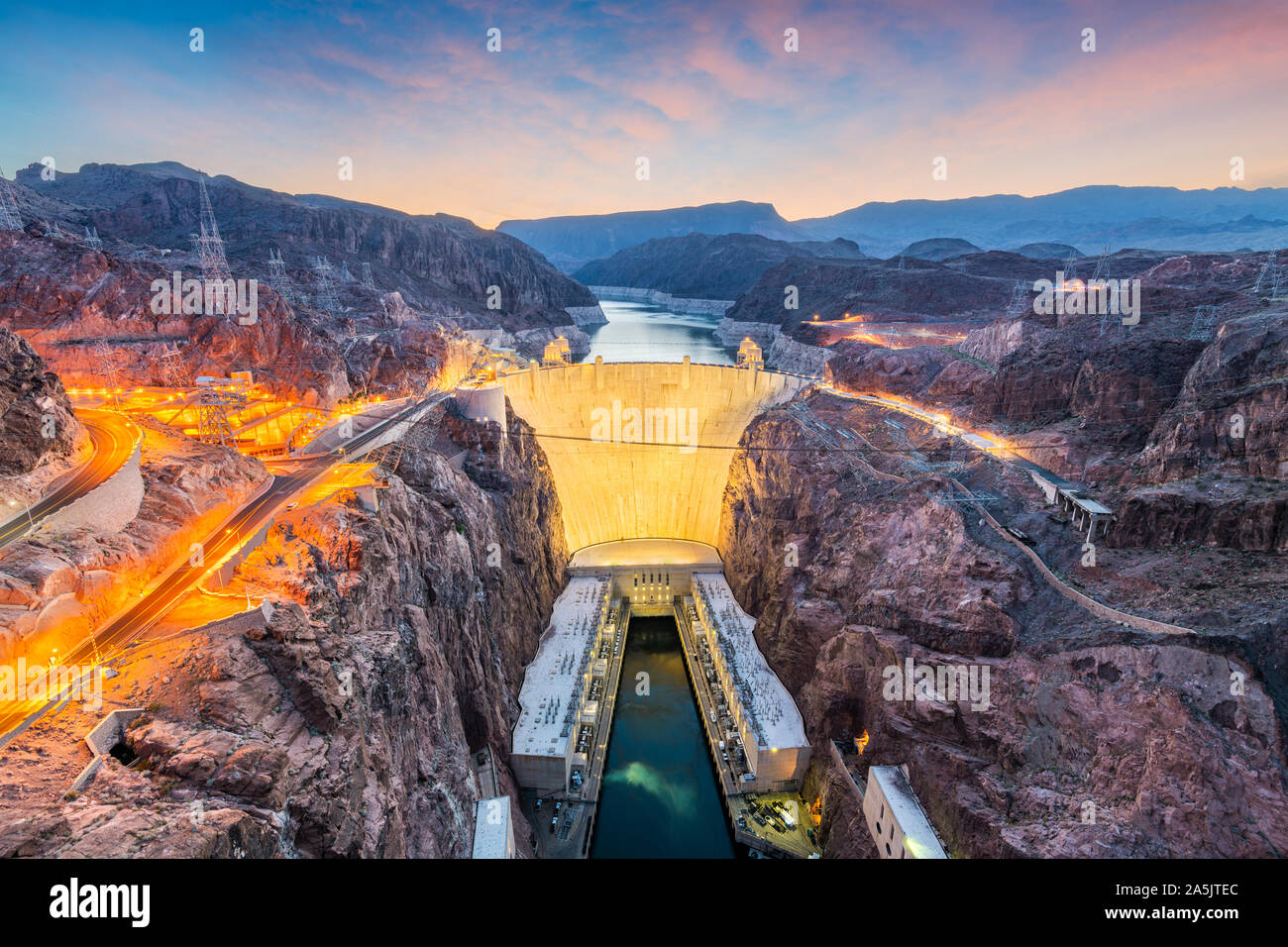 Hooover Damm auf dem Colorado River gebietsübergreifende Nevada und Arizona in der Morgendämmerung. Stockfoto