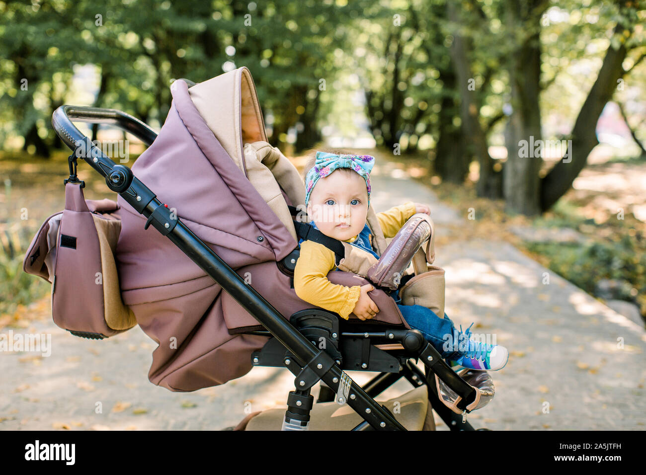 Baby Im Park Stockfotos und -bilder Kaufen - Alamy