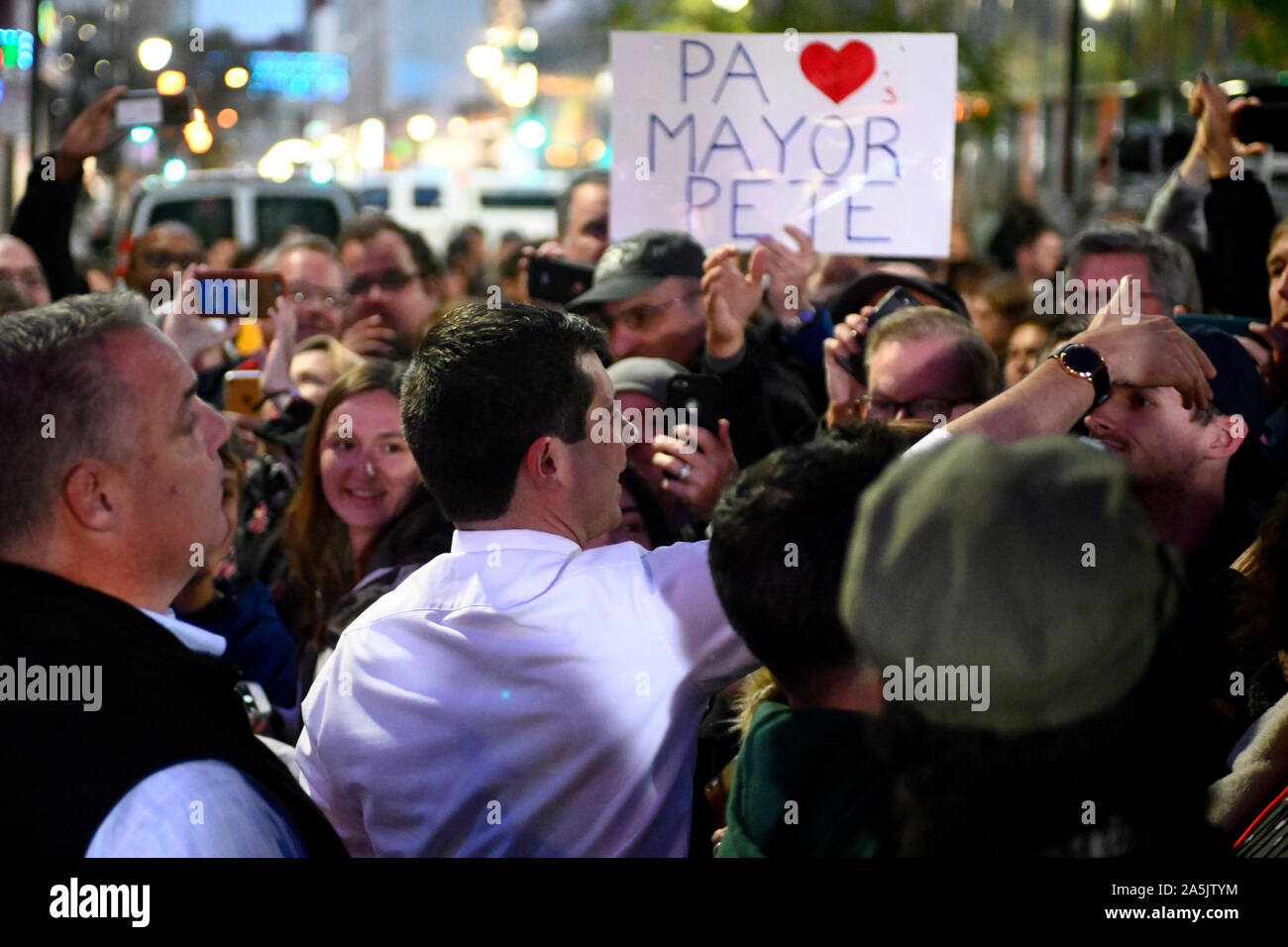 Demokratische Präsidentschaftskandidaten South Bend, IN Bürgermeister Peter Buttigieg grüßt Wähler bei einer Wahlkampfveranstaltung in Philadelphia, PA Stockfoto