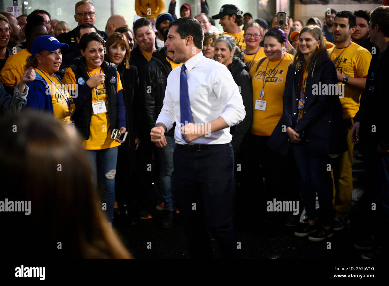 Demokratische Präsidentschaftskandidaten South Bend, IN Bürgermeister Peter Buttigieg grüßt Freiwillige bei einer Wahlkampfveranstaltung in Philadelphia, PA Stockfoto
