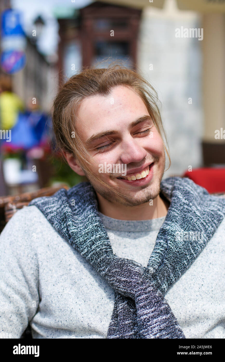 Portrait von Stattlichen lächelnden Mann mit grauen Pullover. Stockfoto