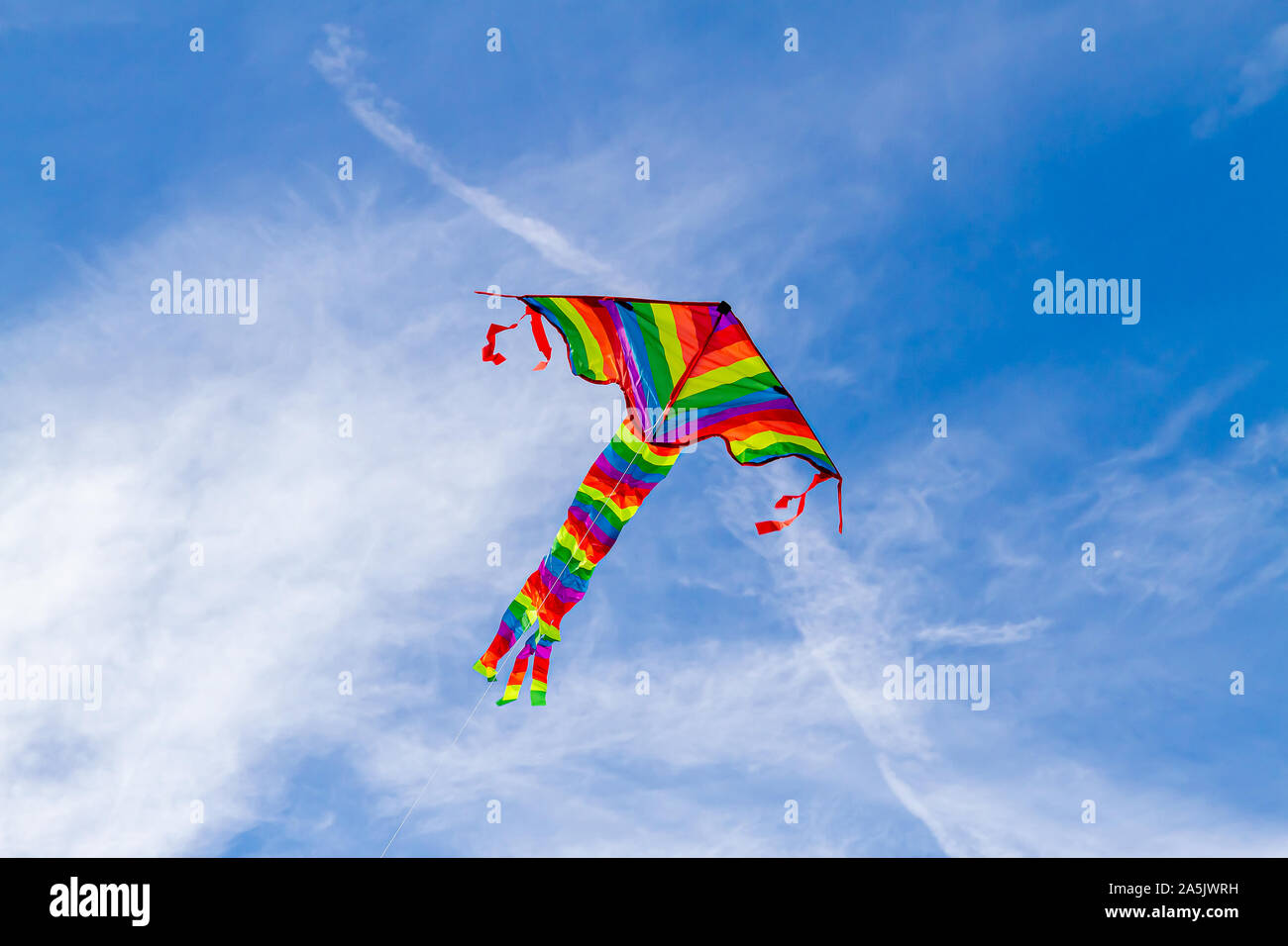 Bunte fliegende Drachen in den blauen Himmel Stockfoto