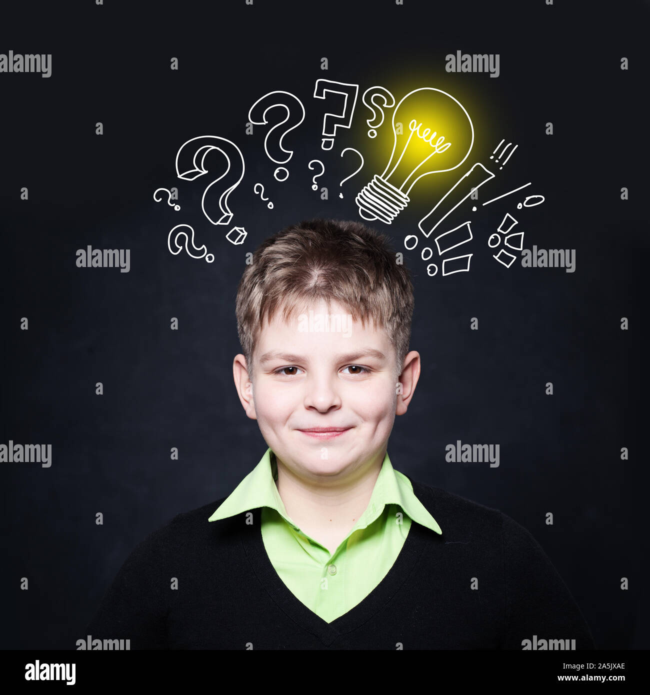 Lächelnd Kind die Schule junge mit Glühbirne auf schiefertafel Hintergrund Stockfoto