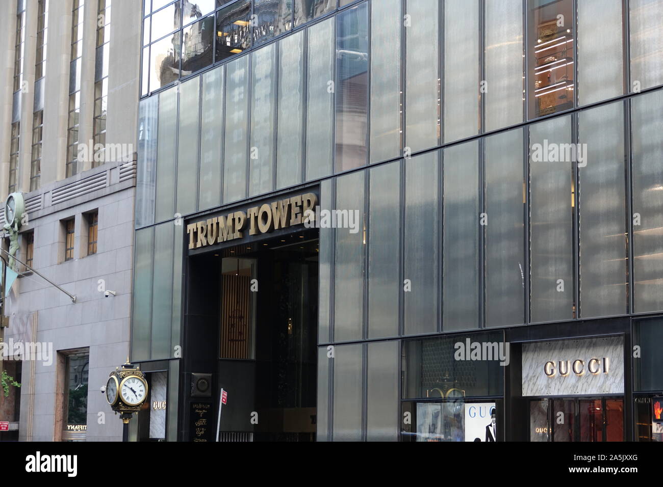 New York, USA. 14 Sep, 2019. Der Eingang zum Trump Tower in Manhattan. Trump Tower ist ein 58-stöckiges Hochhaus auf der Fifth Avenue und 56th Street. Die Wohn- und Bürogebäude wurde von Donald Trump nach Plänen der Architekten Der fromus und abgeschlossen im 1983 gebaut. Es gehört zu den Unternehmen der Trumpf Organisation, ist 202 Meter hoch und hat eine Fassade, die in einem Braun Bronze Ton gehalten wird. Quelle: Alexandra Schuler/dpa/Alamy leben Nachrichten Stockfoto