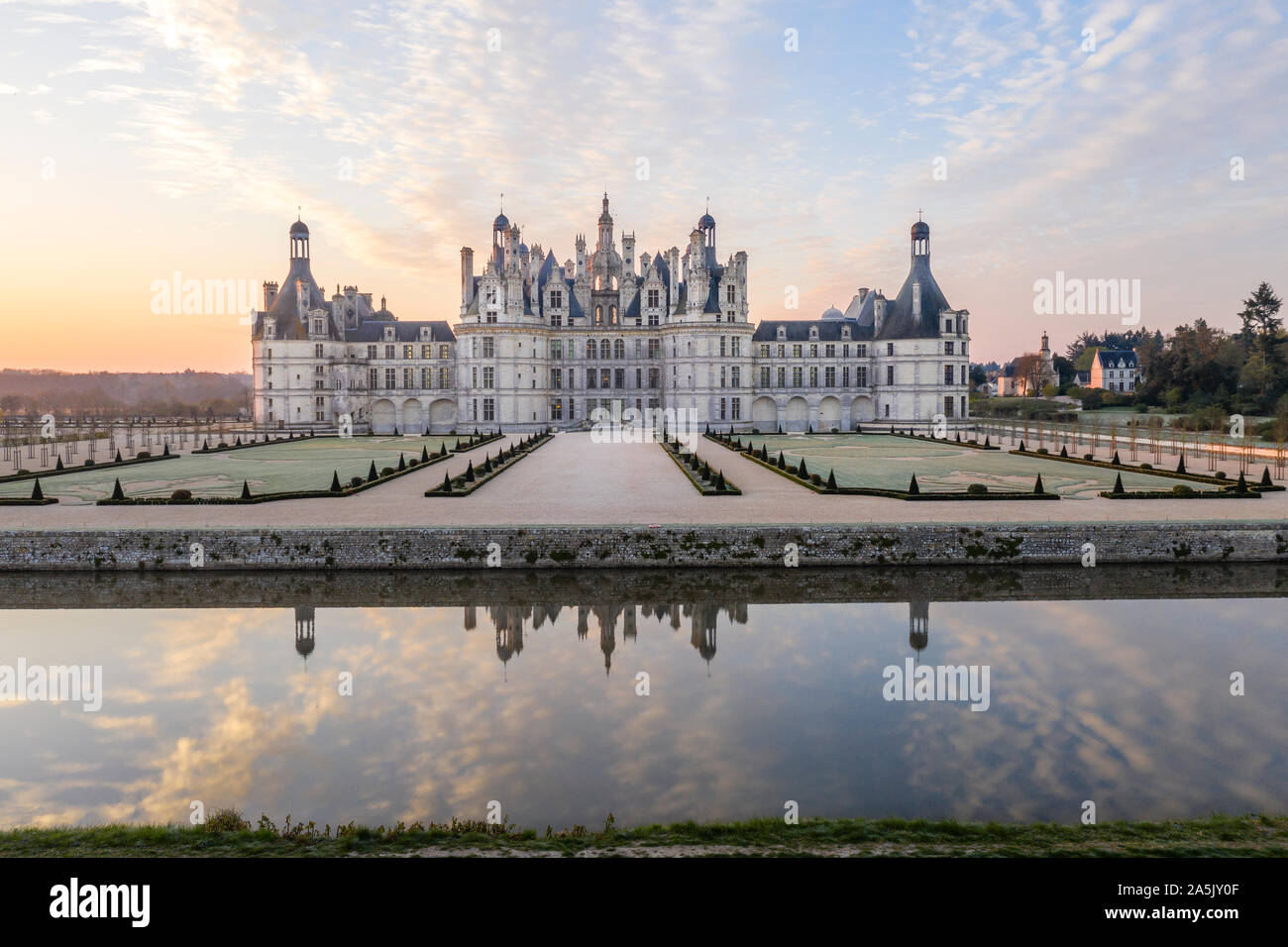 Frankreich, Maine et Loire, Loire-Tal UNESCO Weltkulturerbe, Chambord, das königliche Schloss, die französischen Gärten und den Fluss kanalisiert Cosson, sunr Stockfoto