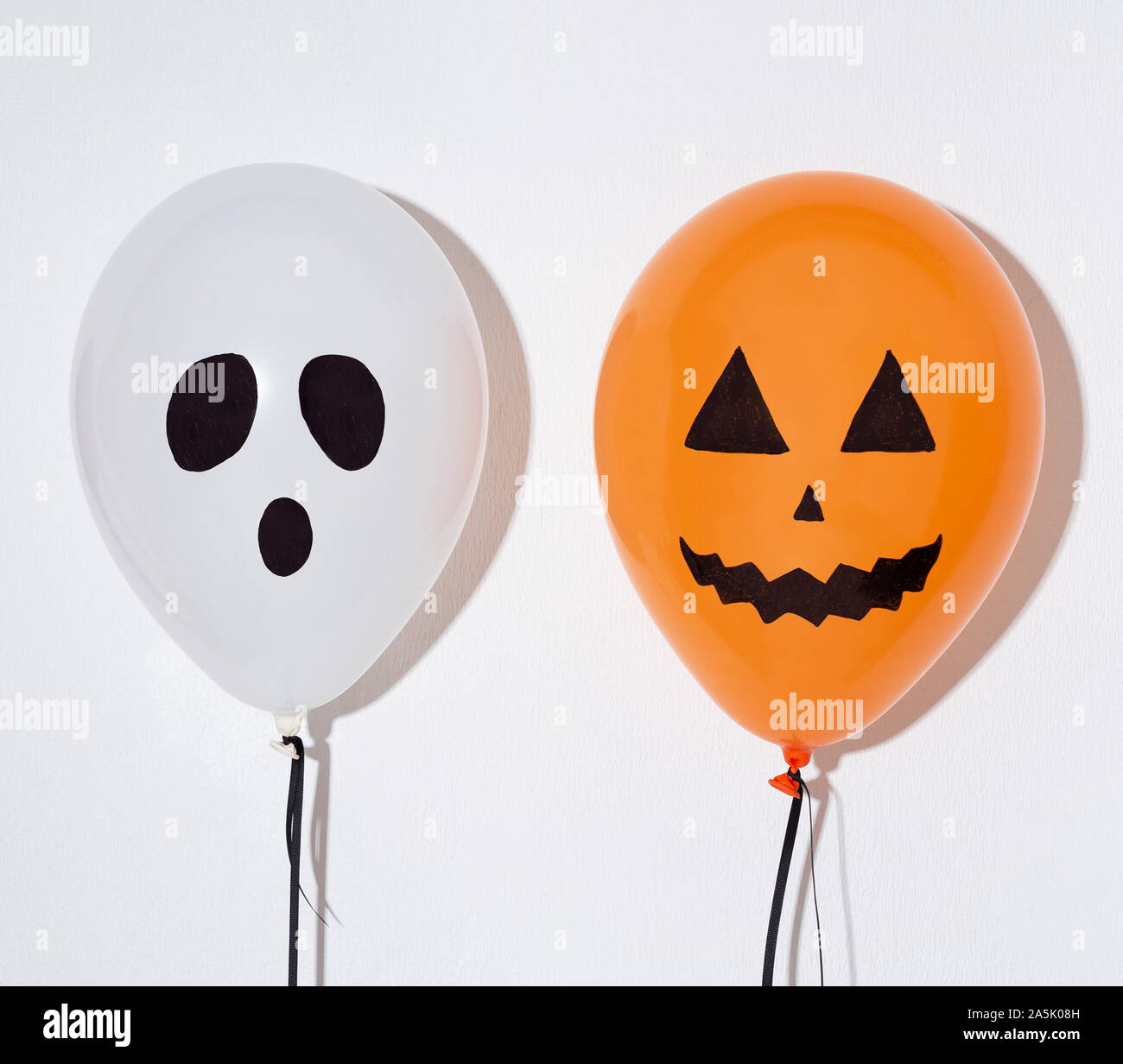 Halloween Gespenst und Kürbis Zeichnung auf Ballons Stockfoto