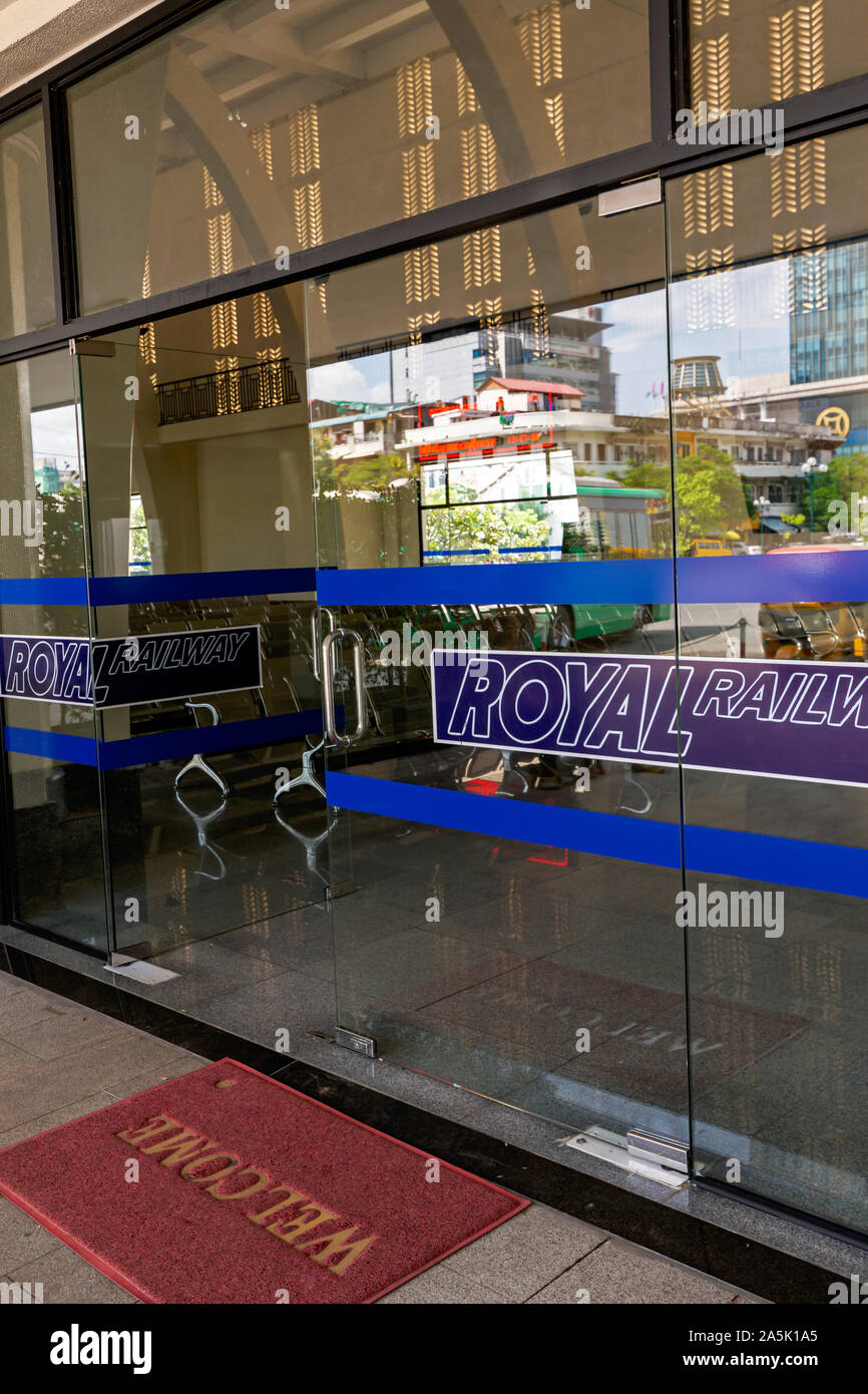 Eingang aus Glas Türen führen auf der Beifahrerseite Warteraum im historischen Art déco-Bahnhof in Phnom Penh, Kambodscha. Stockfoto