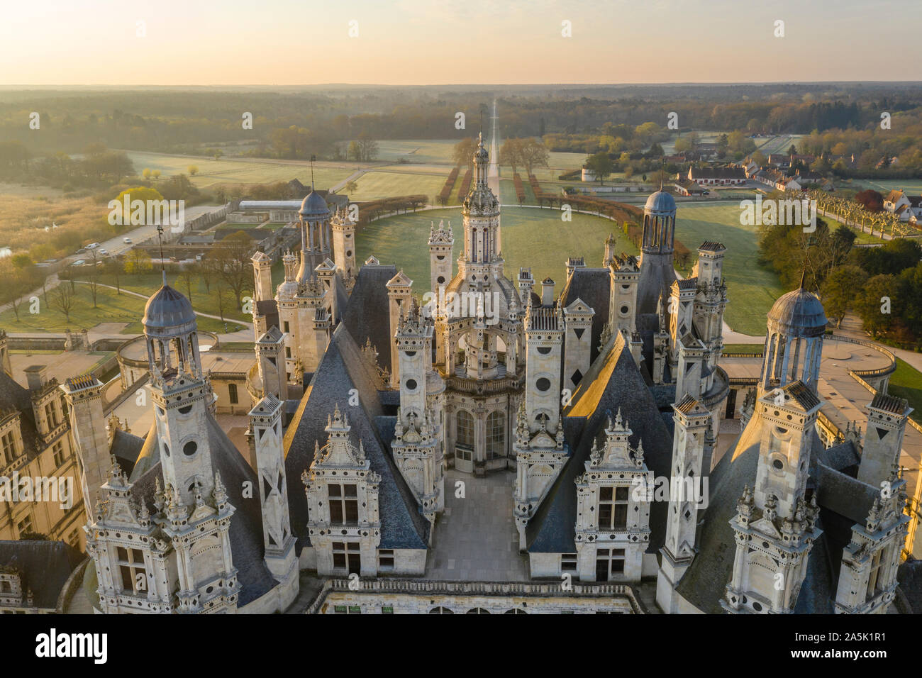 Frankreich, Maine et Loire, Loire-Tal UNESCO Weltkulturerbe, Chambord, das Königsschloss, die Aussicht auf die Dächer und Schornsteine, Sunrise (Luftbild) Stockfoto