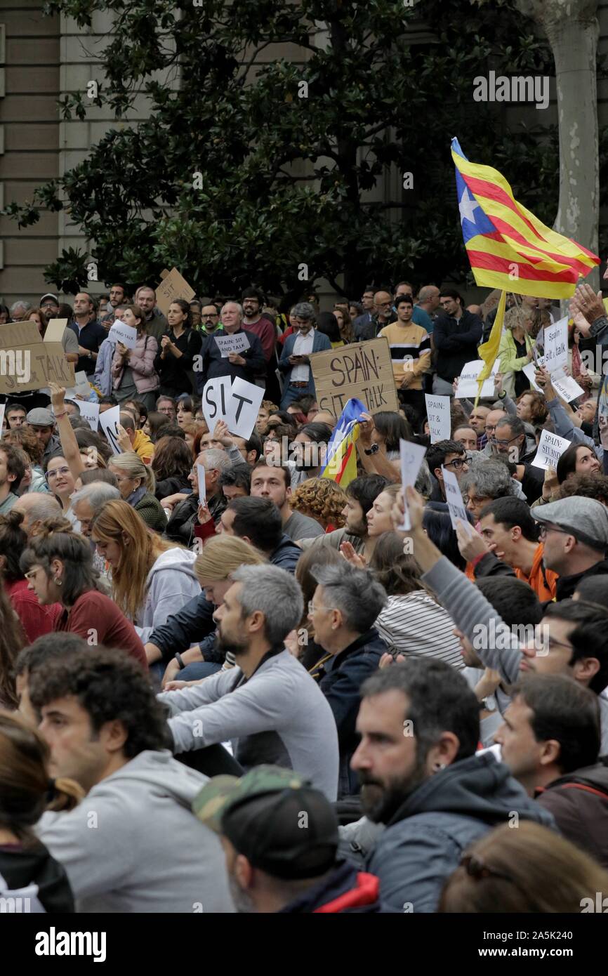 Barcelona, Spanien. Okt, 2019 20. Barcelona, Katalonien, Spanien??; 21/10/2019. - Hunderte von Menschen, einen friedlichen sitzen vor der Delegation der spanischen Regierung in Katalonien durch demokratische Tsunami und aus Protest gegen den Besuch von Pedro Sanchez Präsident von Spanien. Credit: Juan arlos Rojas/Picture Alliance | Verwendung weltweit/dpa/Alamy Leben Nachrichten einberufen Stockfoto