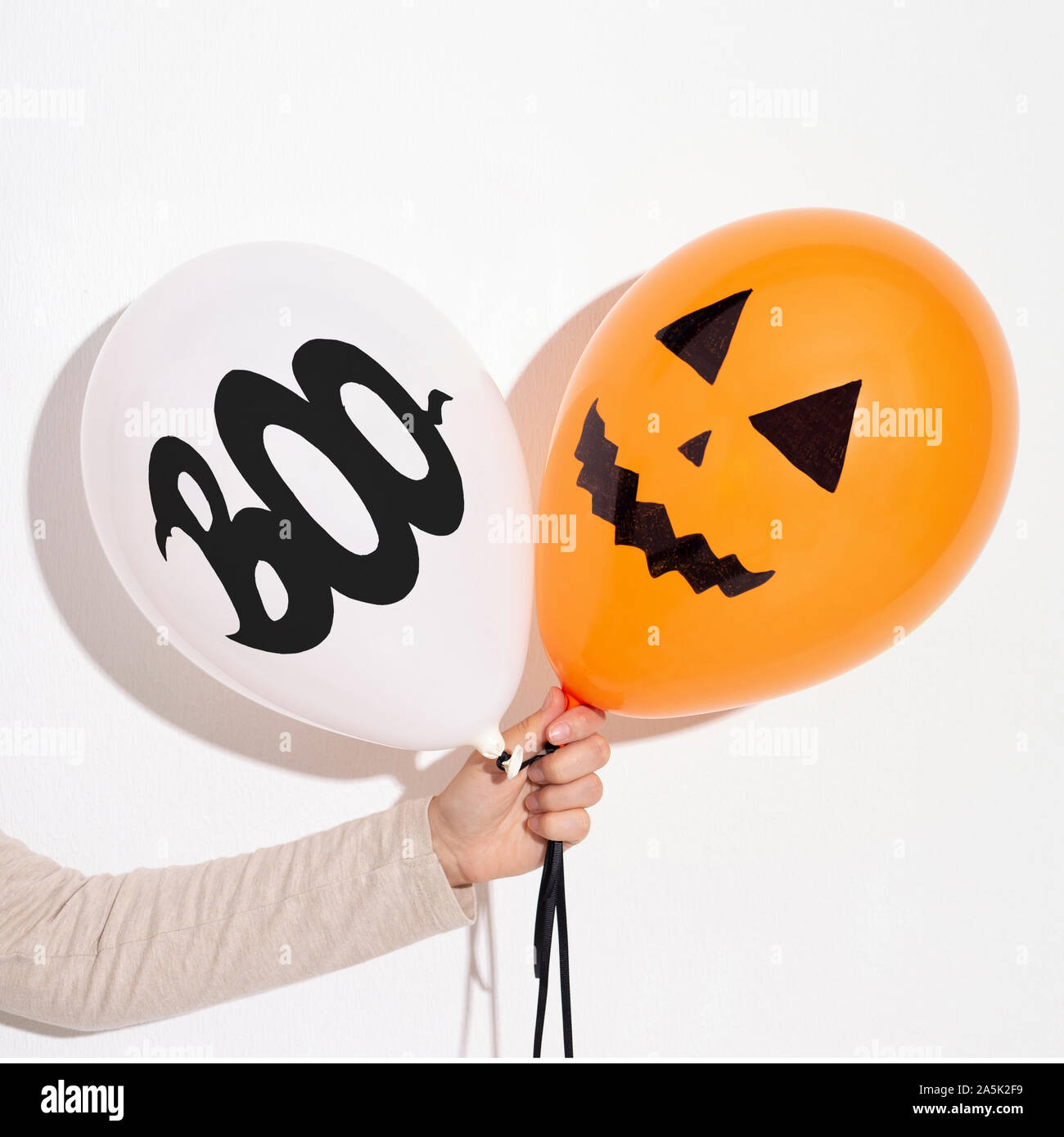 Frau mit Halloween Luftballons in der Hand für Partei Stockfoto