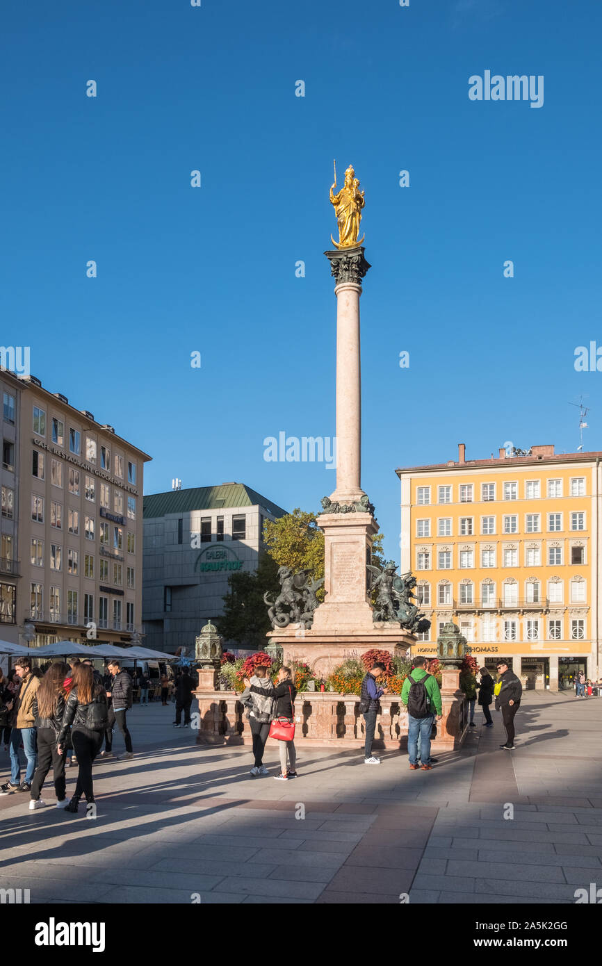 Marienplatz, München, Deutschland. Eine beliebte Lage in der Altstadt mit einem großen Spalte der Jungfrau Maria. Stockfoto