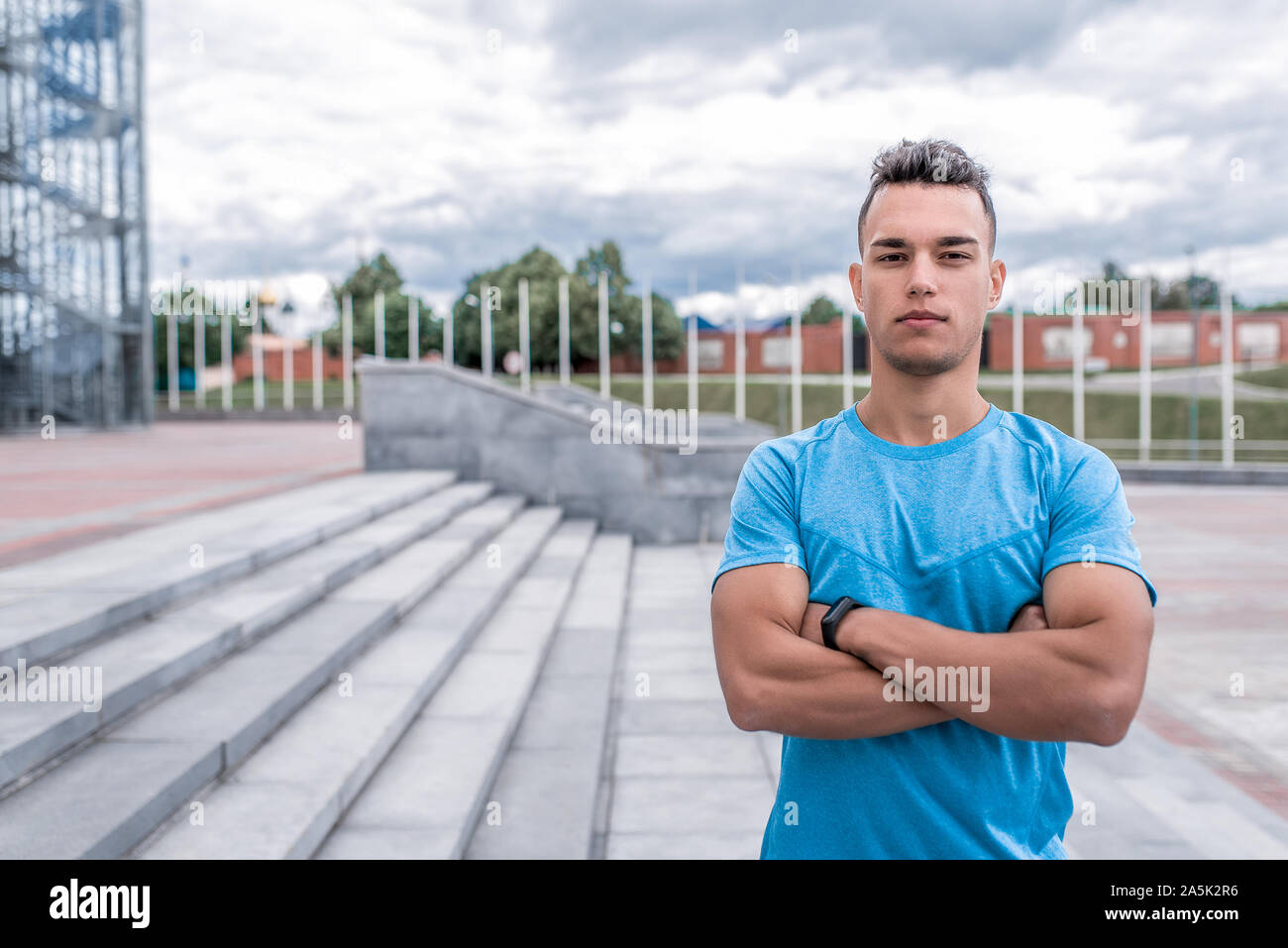 Mann Athlet blickt zuversichtlich, Trainer betreut, unterrichtet, im Sommer Tag in der Stadt. Aktive Jugend Lifestyle, Fitness Training auf der Straße. Freier Speicherplatz für Stockfoto