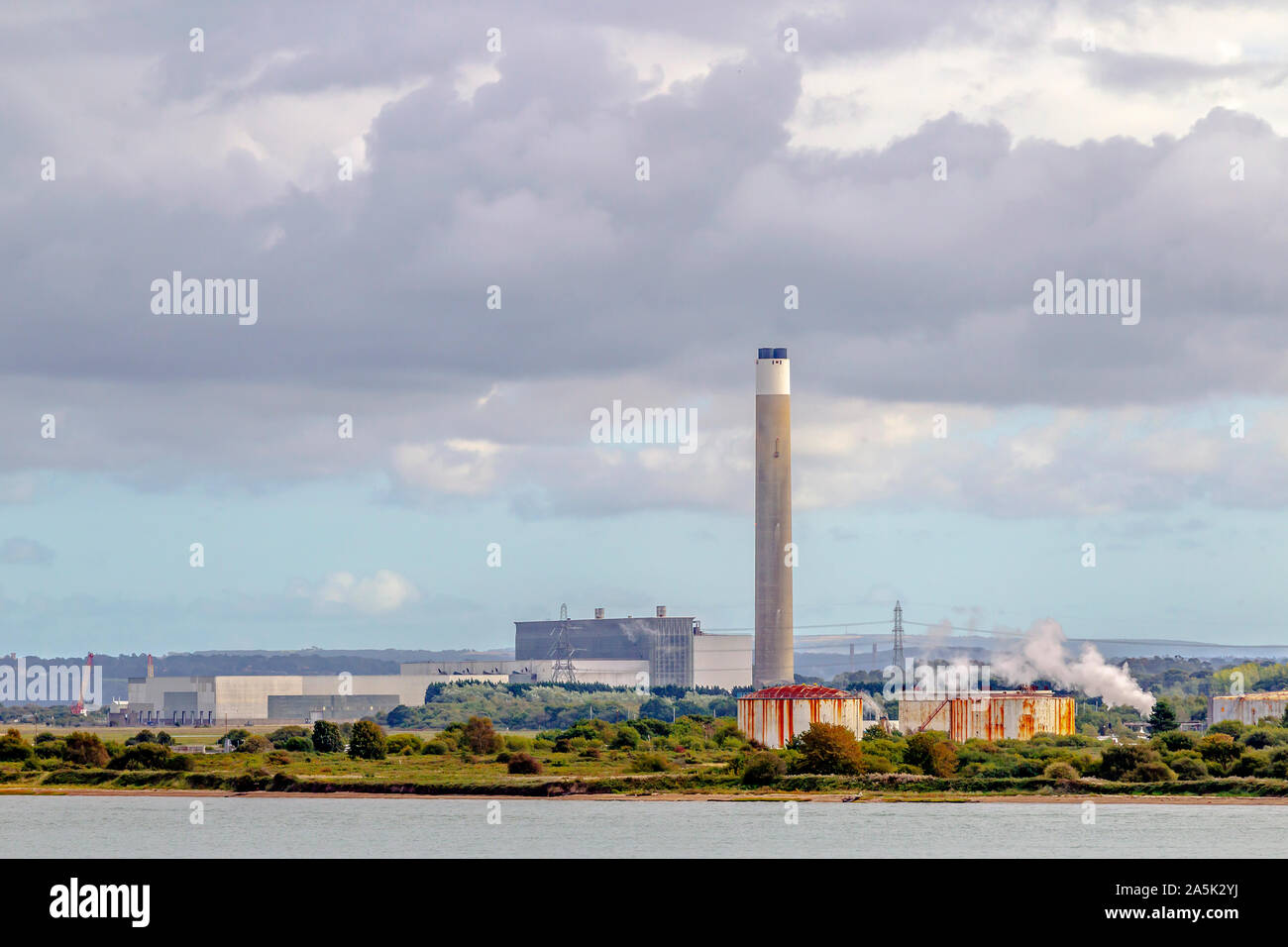 Fawley Raffinerie in Hampshire, gesehen beim verlassen den Hafen von Southampton, England, UK. Stockfoto