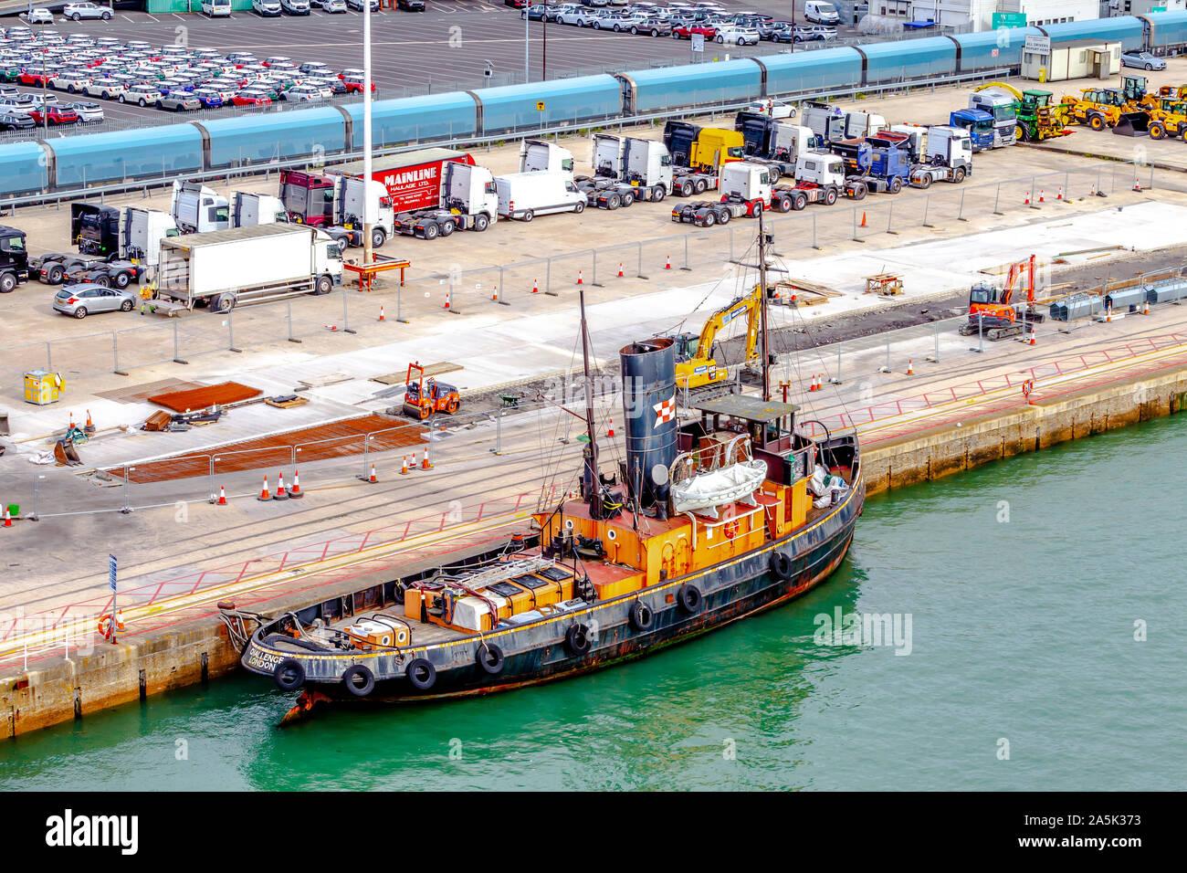 Tugboat Herausforderung in kommerziellen Southampton Docks. Hampshire, UK. Stockfoto